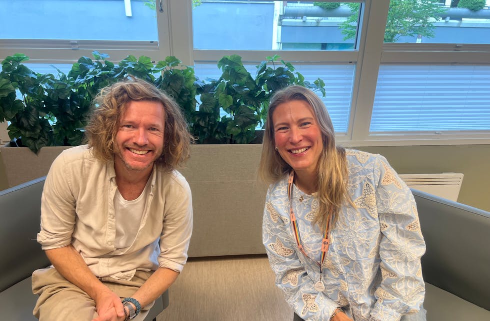 SAMTALE PÅ ROBUST: Bjørn Ander fra Robust ledet samtalen med bydelsdirektør Anna Ryymin under frokostmøtet, der hun delte både personlige erfaringer og tanker om Stovners styrker og framtid.