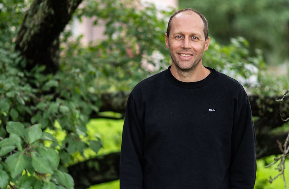 METEOROLOGEN ADVARER: Fredagen blir våt i Oslo og Groruddalen, ifølge statsmeteorolog Rafael Escobar Løvdahl. Han følger lavtrykket som har beveget seg fra Frankrike, og venter opp mot 30 millimeter regn i løpet av dagen.