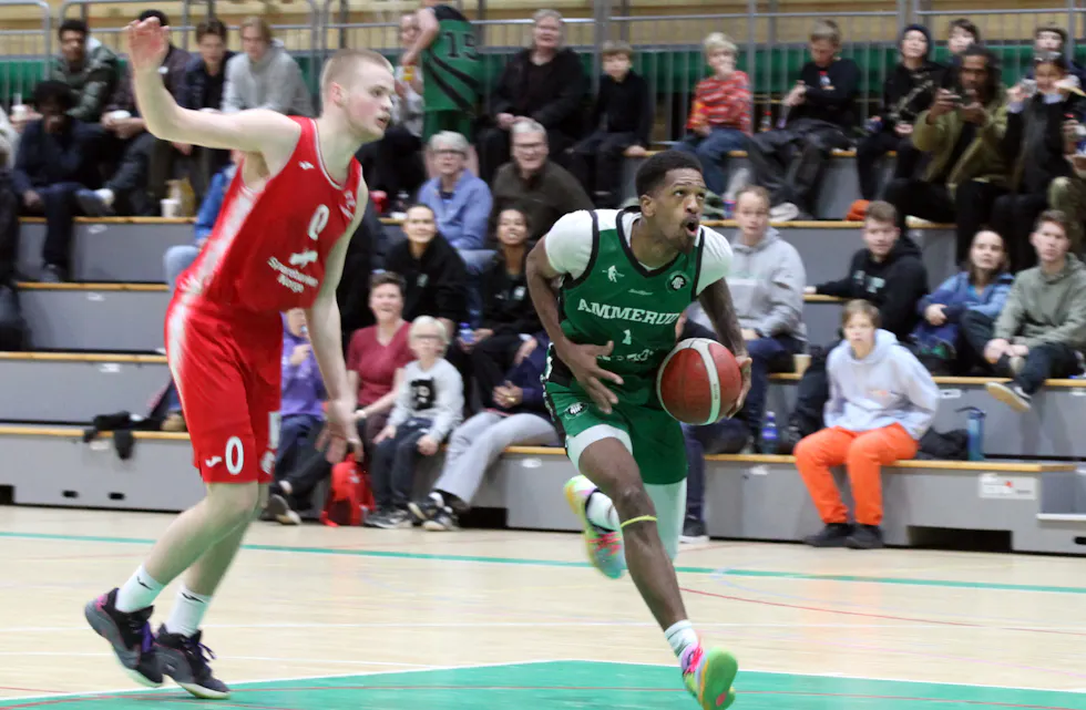 FOKUSERT BLIKK: Tederick Deshun Wolfe spilte nok en gang en kjempekamp og sørget for 30 poeng for Ammerud på hjemmebane mot Gimle, selv om han kun var på banen i 12 av totalt 40 spilleminutter – men Ammerud måtte til slutt se seg slått 73-87.
