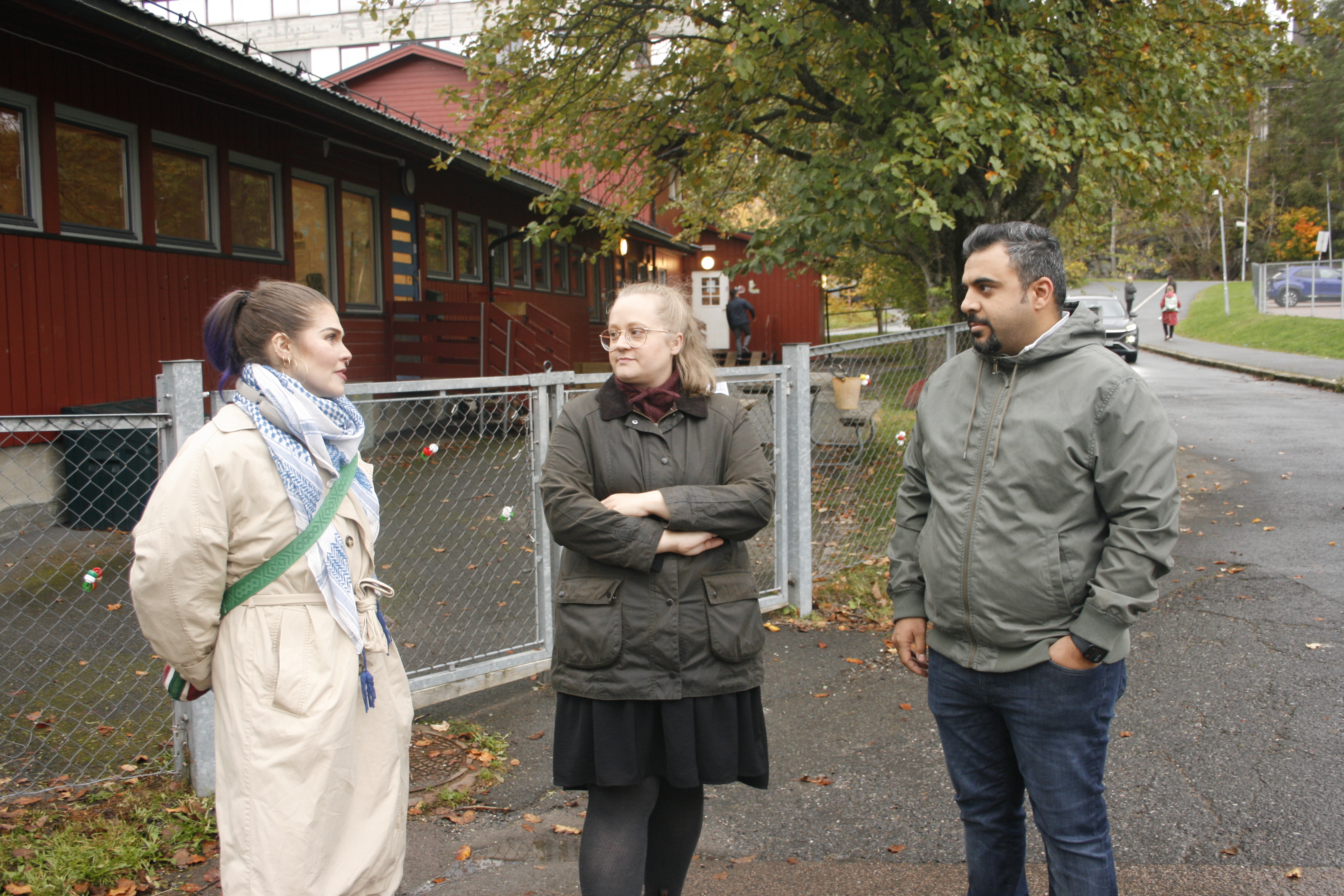 BLIR TRANGT: Bydel Grorud har nylig foreslått å utvide Ammerudenga barnehage med en ny småbarnsavdeling, uten å utvide selve bygget. Arelí Moe Urtubia (SV, f.v.) Maria Honerød og Ahmad Swajet er bekymret for at det vil gi mye dårligere arbeidsforhold for en allerede presset arbeidsgruppe.
