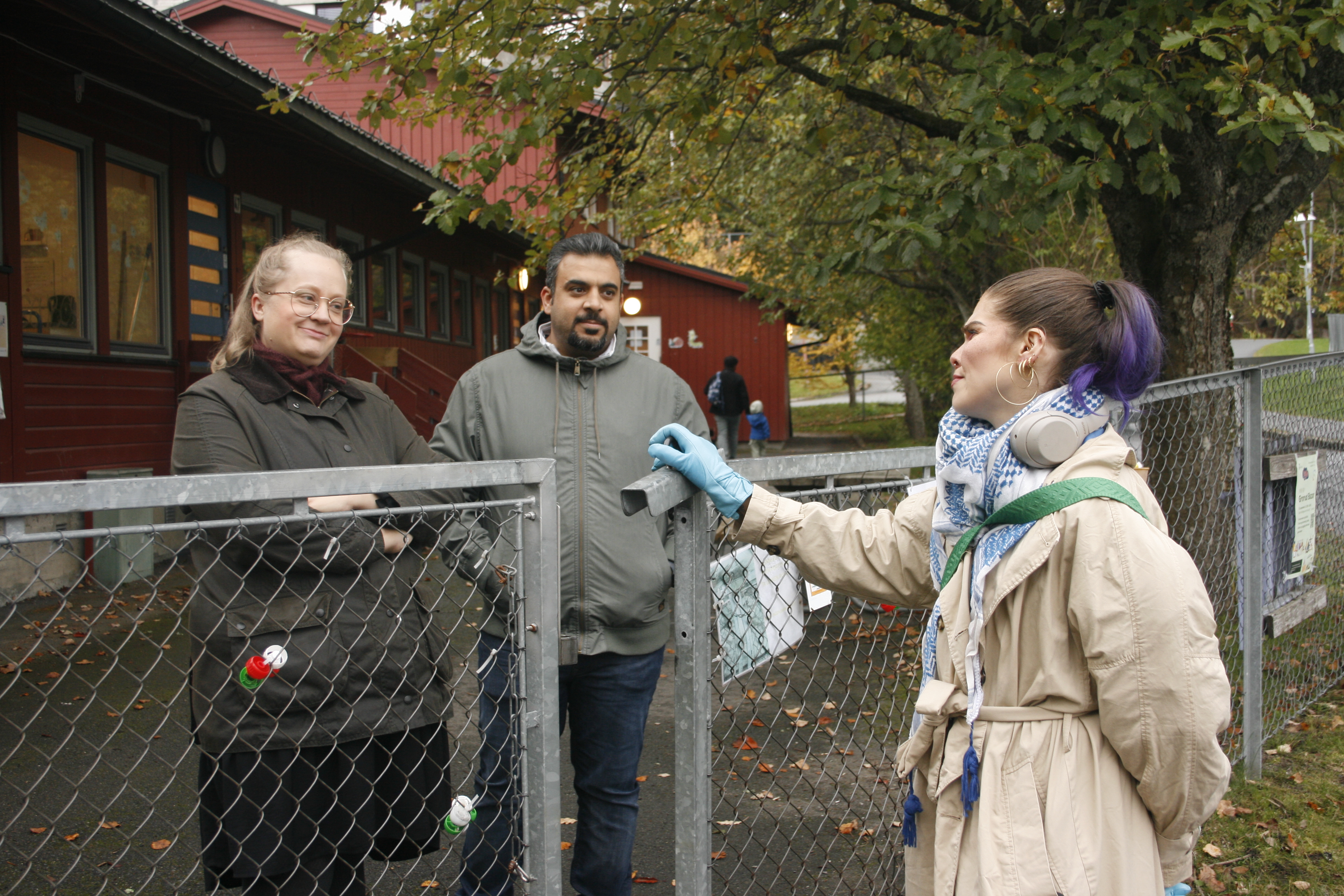 FORVENTER MER: Maria Honerød (f.v.) og Ahmad Swajet er godt fornøyd med barnehagen, mye takket være de ansatte. Samtidig er både de og BU-representant Arelí Moe Urtubia (SV) klare på at bydelen må sørge for gode arbeidsforhold, blant annet ved å sikre nok plass og at alt fungerer som det skal.