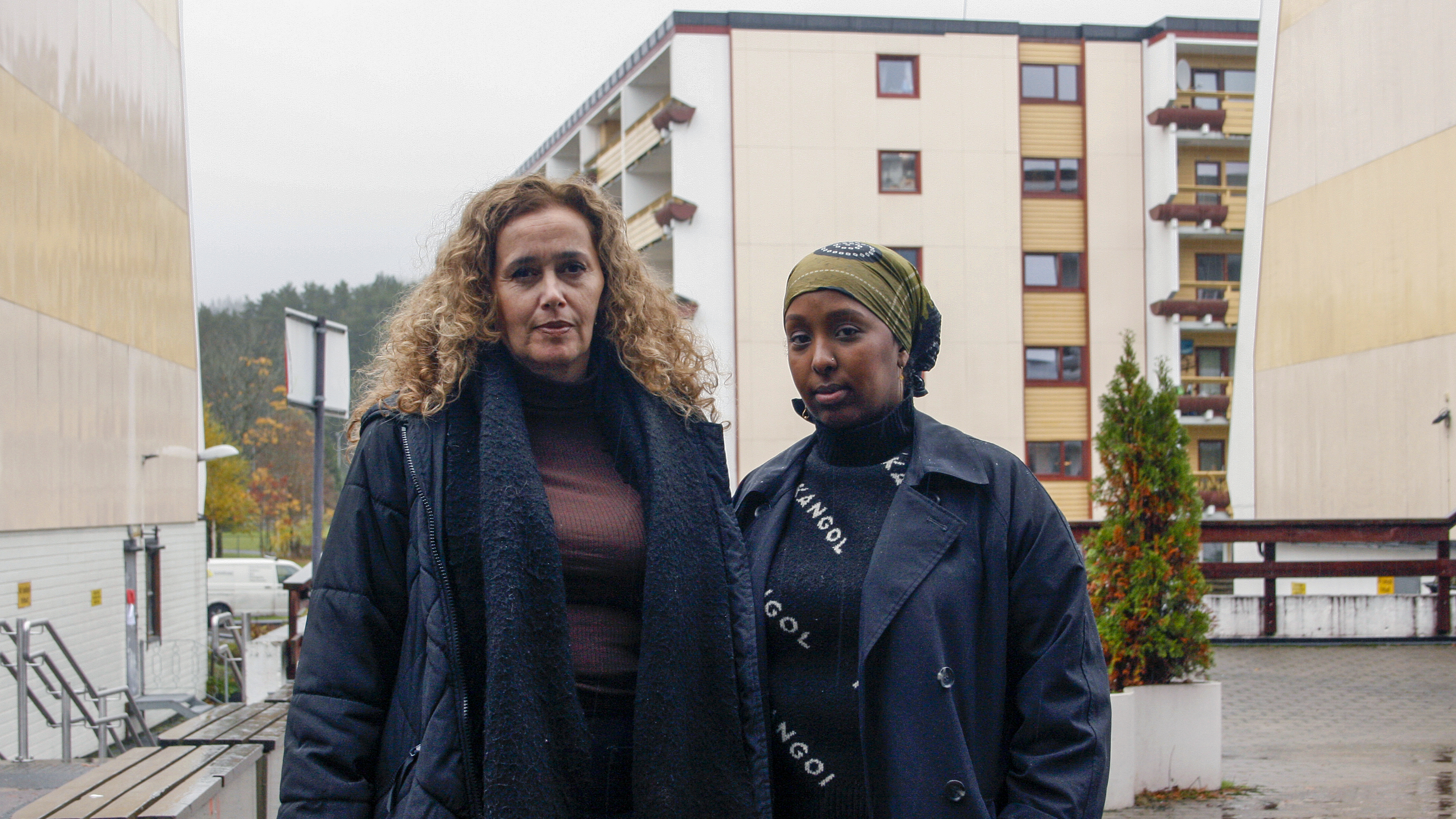 DÅRLIG SIGNAL: Anne Karima Nordengen (Ap, t.v.) og Rahma Mohamed (SV) frykter at det sender et dårlig signal til frivilligheten i Bydel Stovner når man deler ut kun én Ildsjel-pris i år.