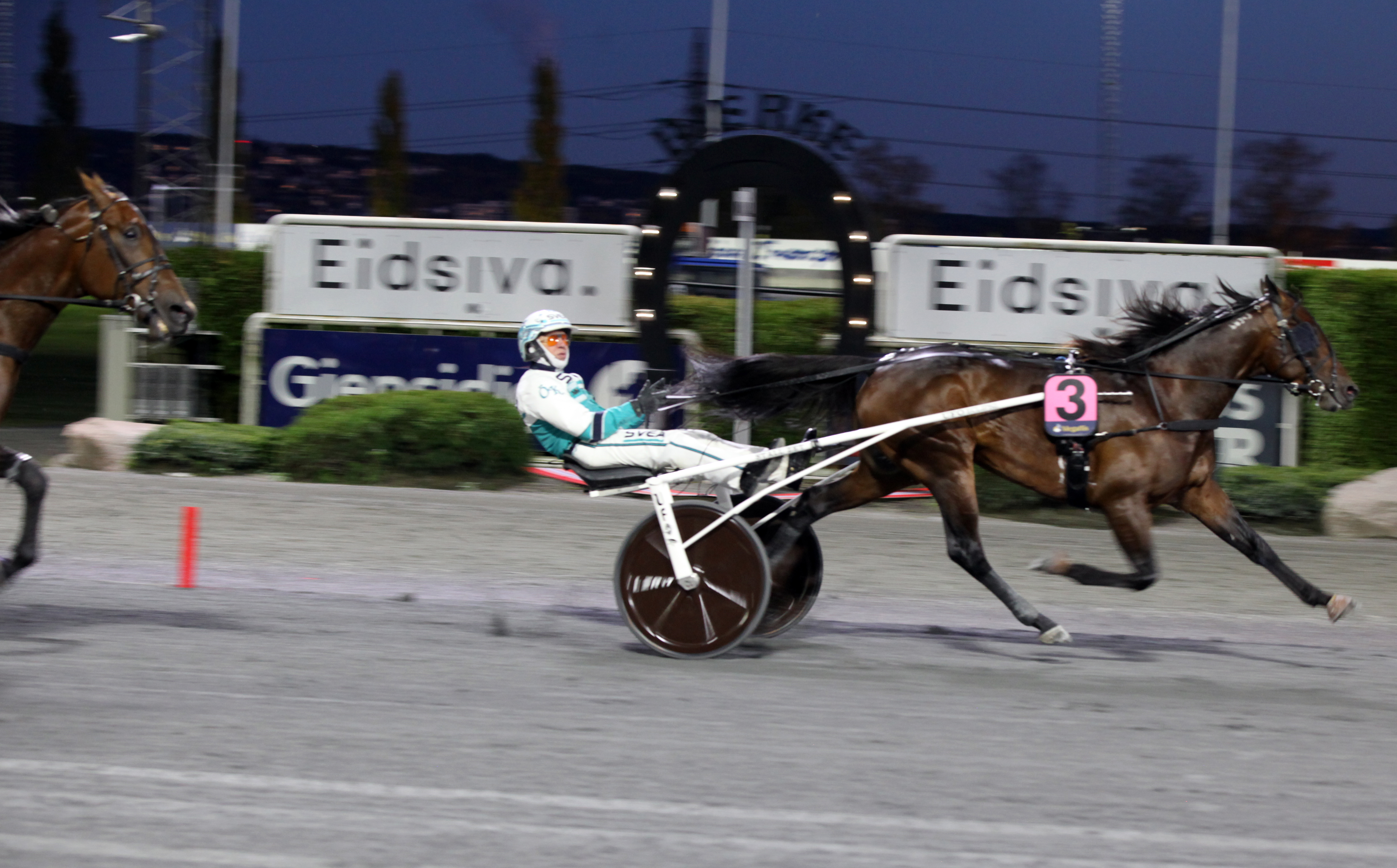 KLAR VINNER: "Keep Asking" med Örjan Kihlstrøm i sulkyen ble en klar vinner av årets utgave av Axel Jensens minneløp på Bjerkebanen.