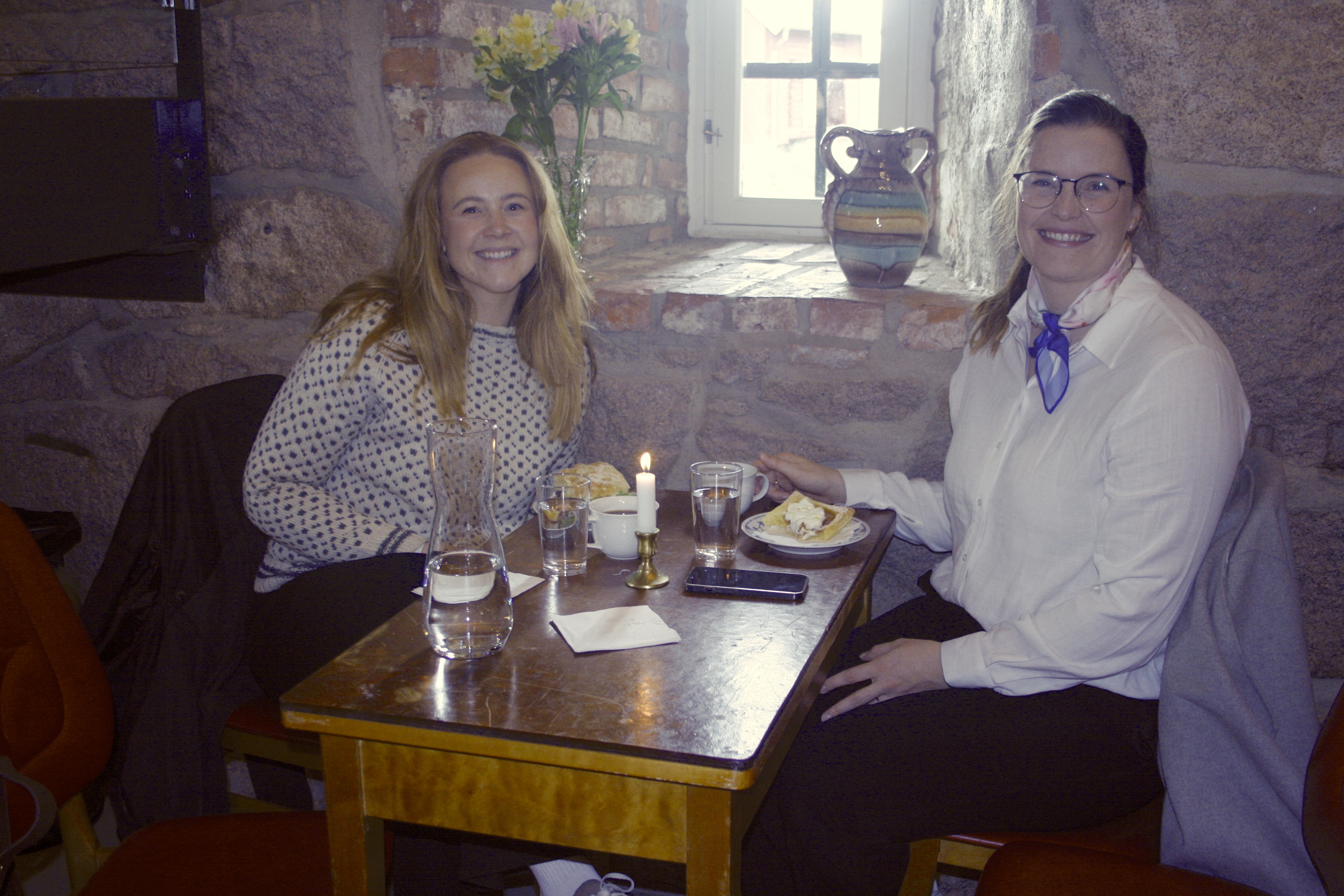 TESTET TILBUDET: Venninnene Marthe Nyrud Troe (t.v.) og Randi Labråten benyttet torsdagen til en deilig lunsj i den nyåpnede kafeen.