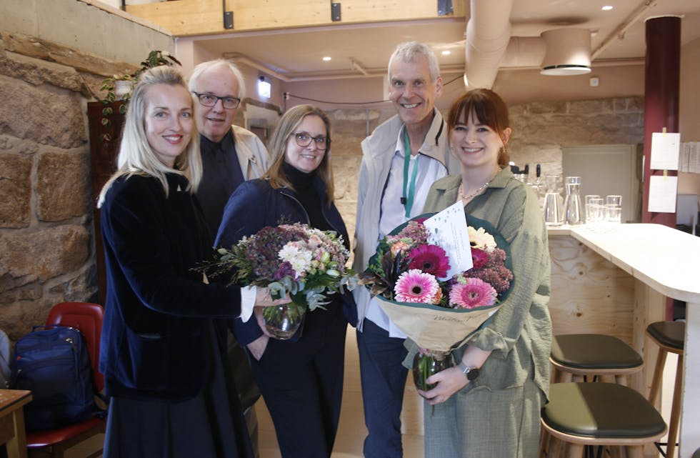 AVISA PÅ PLASS: Både avisa og Bydel Grorud stilte opp for å gratulere innehaveren med første åpningsdag. Her fra venstre: Oxana Gundersen i Bydel Grorud, redaktør Hjalmar Kielland jr., Torgunn Kjølstad, Jarle Hansen og innehaver Christina Mari Helle.