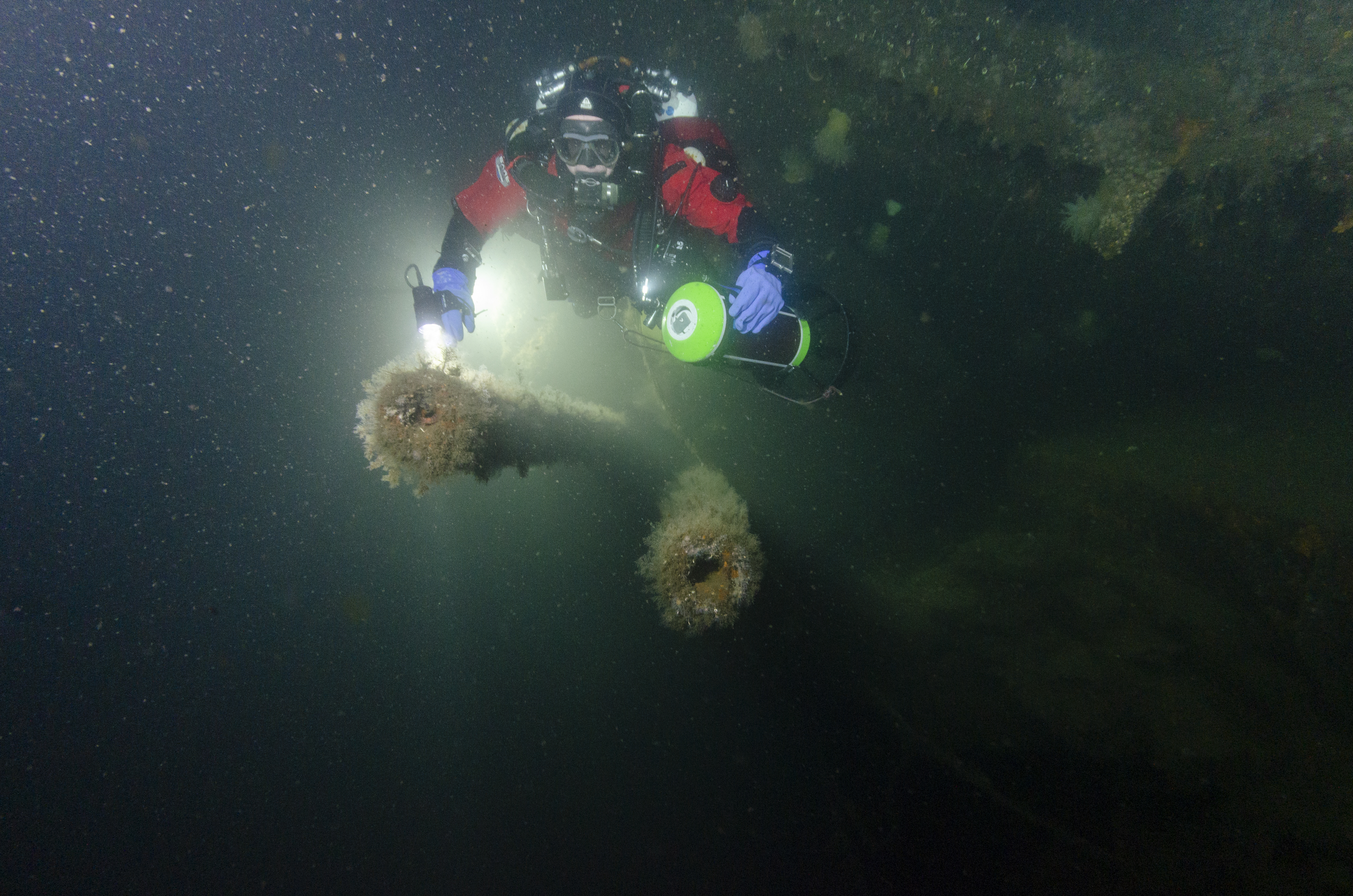 KANONLØP I DYPET: Dykkeren Hallvard Winterseth tar en titt på luftvernkanonene på Blücher. Dybden er 76 meter. 