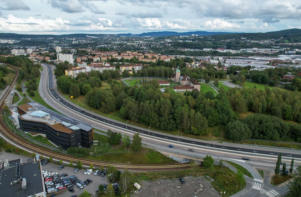 BREDTVET FENGSEL: Omkranset av Bredtvetskogen, med Trondheimsveien durende forbi på nordsida.