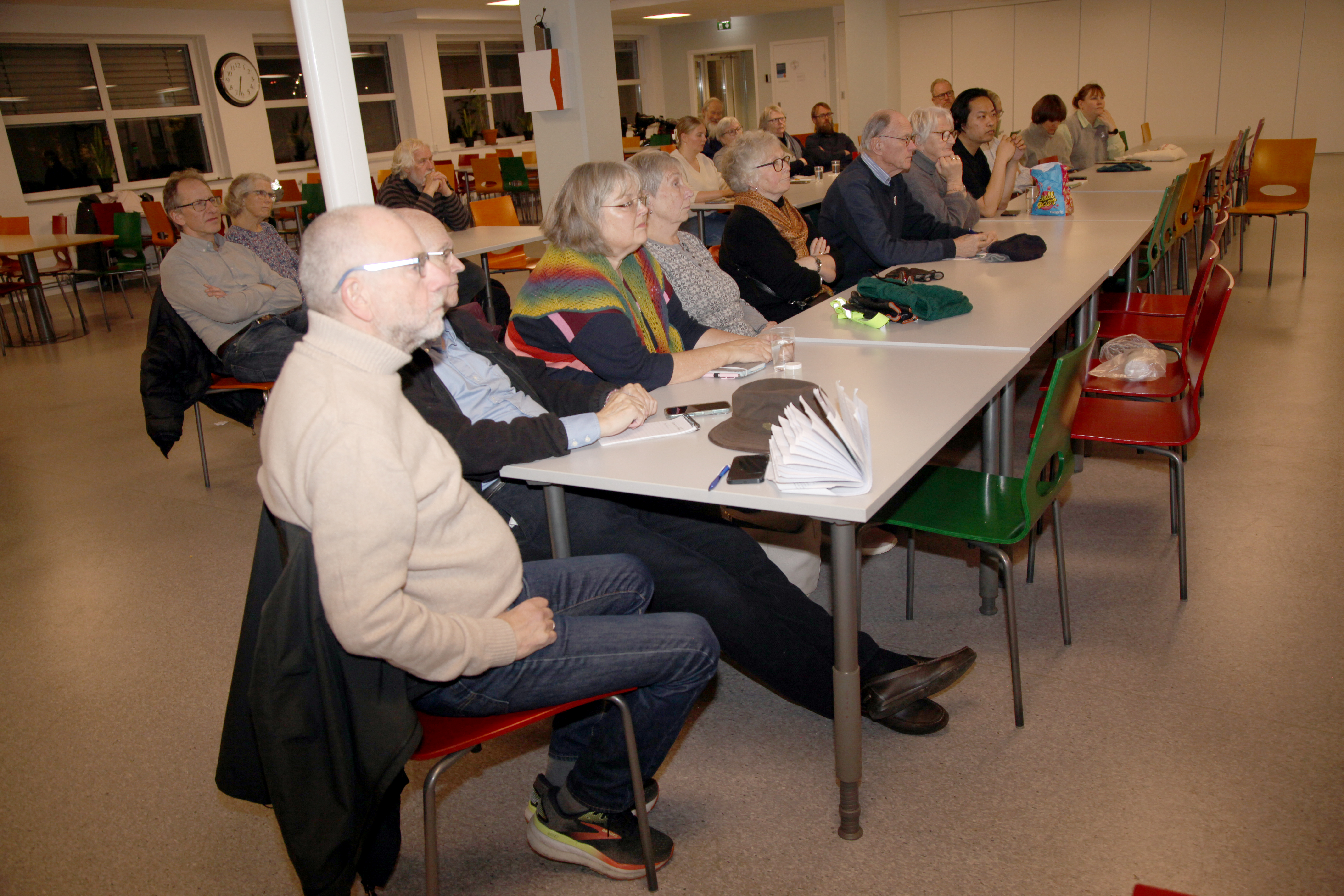 IVRIGE OPPMØTTE: Både lokalpolitikere og interesserte beboere møtte opp til diskusjon.