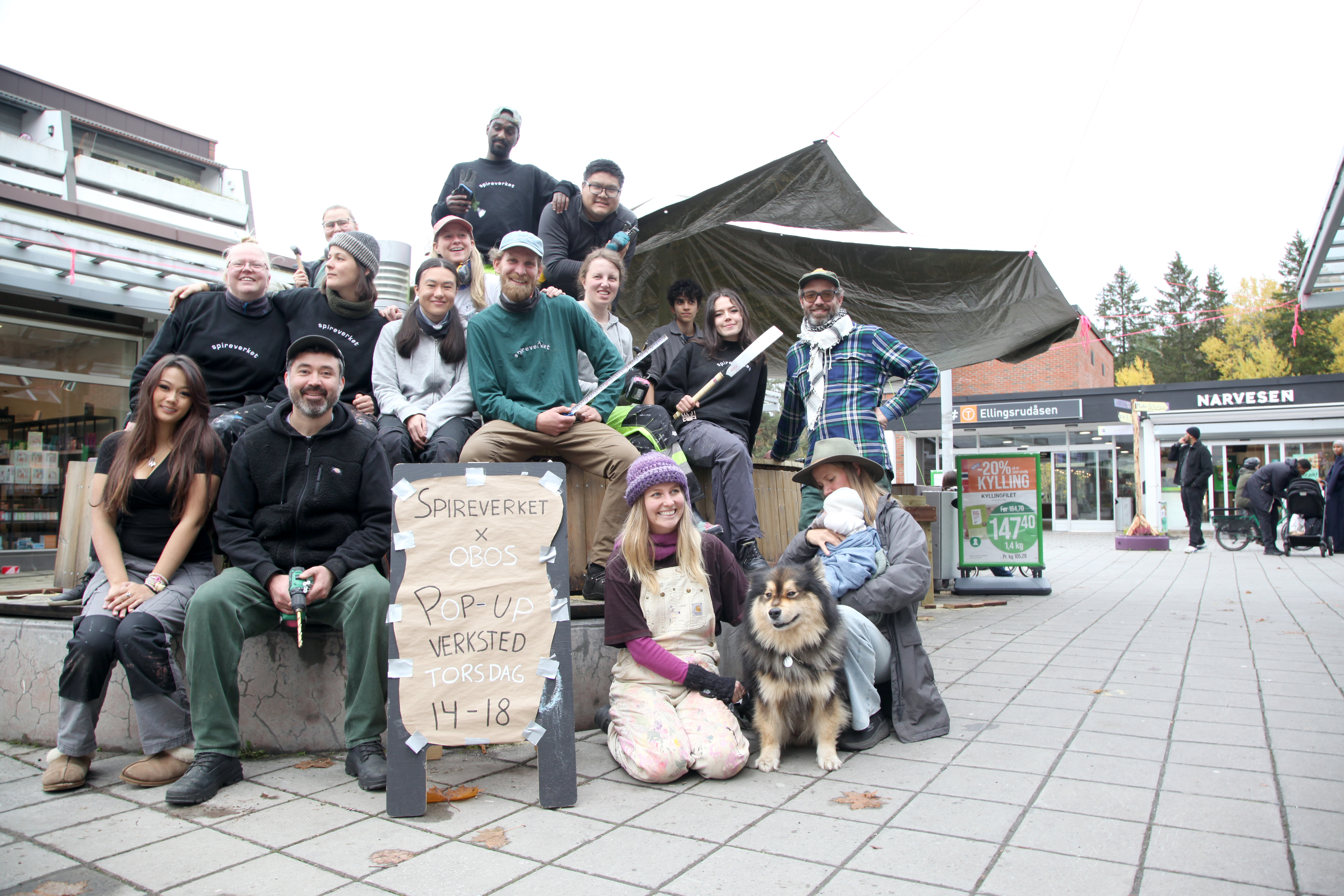BLID ARBEIDSGJENG: Spirer/prosjektmedarbeidere, arbeidsledere og de som ellers styrer og steller i Spireverket har all grunn til å glede seg over innsatsen de og beboere på  Ellingsrud har lagt ned for å skape et mer åpent, fargerikt og imøtekommende torg.