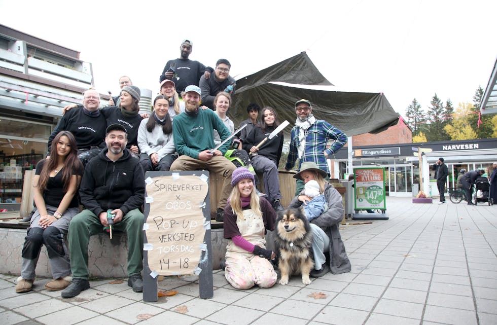 BLID ARBEIDSGJENG: Spirer/prosjektmedarbeidere, arbeidsledere og de som ellers styrer og steller i Spireverket har all grunn til å glede seg over innsatsen de og beboere på Ellingsrud har lagt ned for å skape et mer åpent, fargerikt og imøtekommende torg.