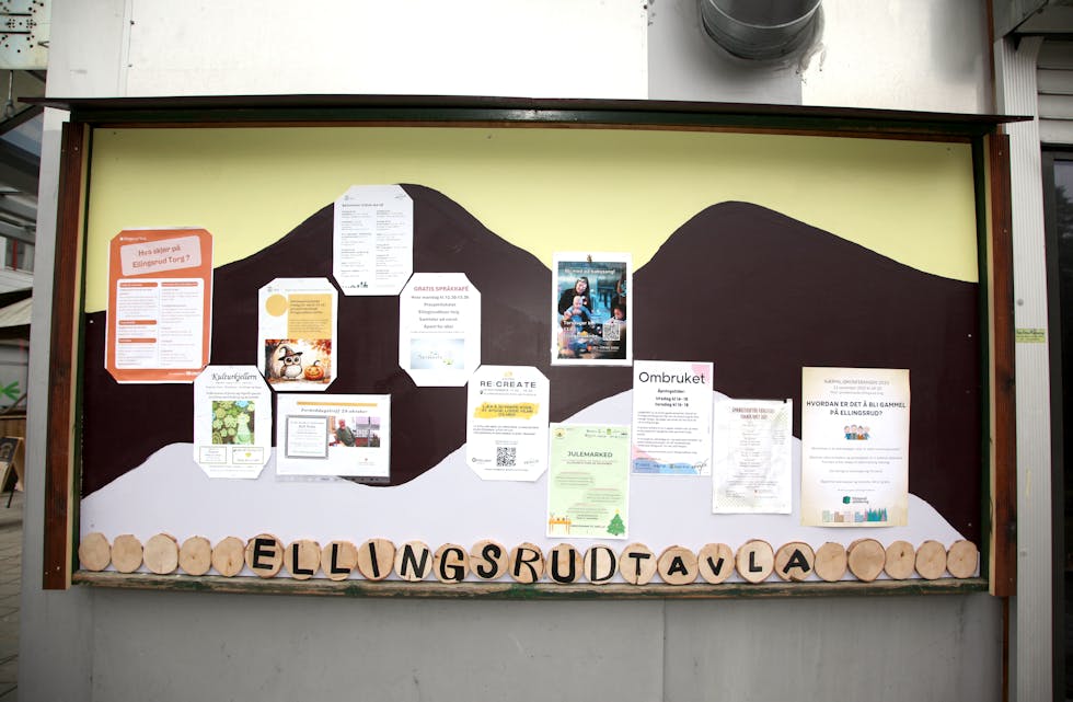 FARGELAGT INFORMASJON: Selv infotavla på torget fremstår mer fargerik enn vanlig.