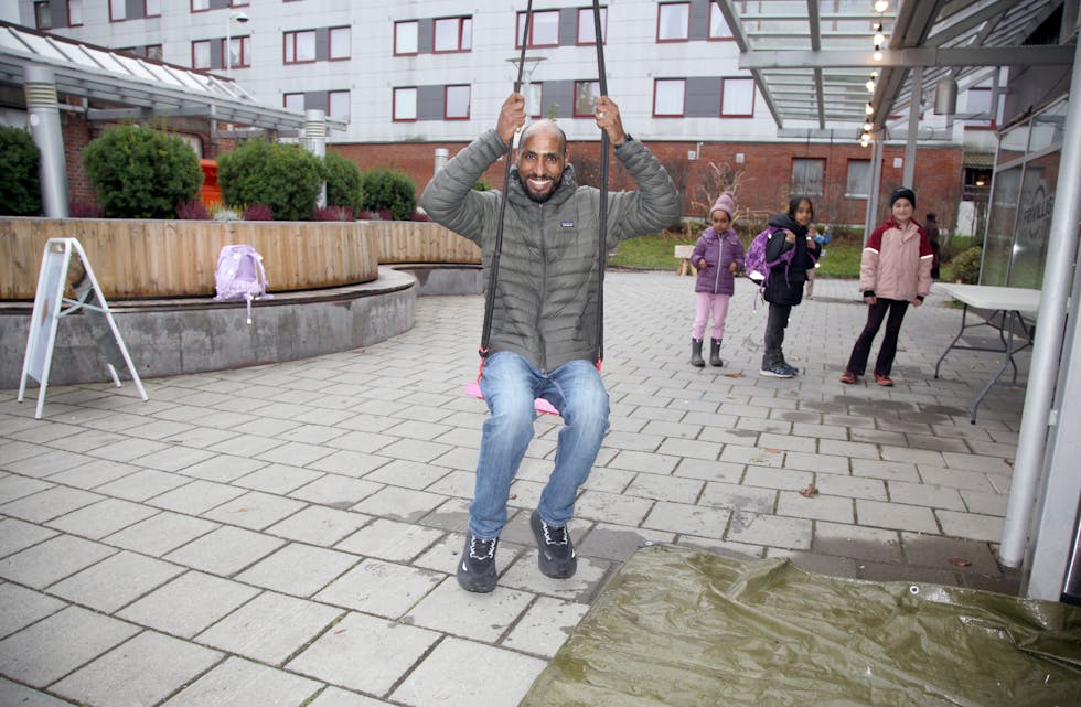 SVINGENDE ALLBRUK: Både store og små kan ta seg en svingom på Ellingsrud torg. Ahmed Elimi var ikke vanskelig å be.