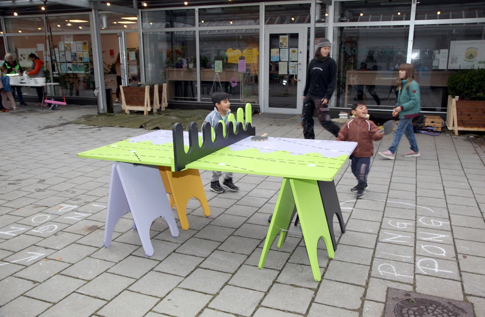 FARGERIK SPORT: Et bordtennisbord i sterke farger er et av de nye elementene på Ellingsrud torg.