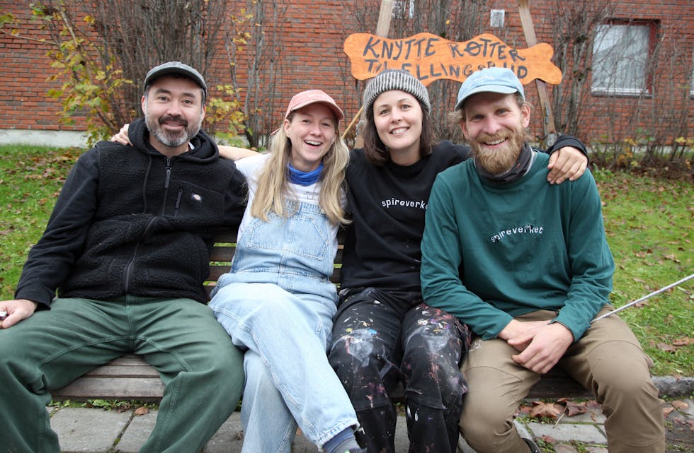 BLIDT FIRKLØVER: Designer og arkitekt, Nicolas Ibareta (f. v.), prosjektleder Karoline Olimb, designer Tiril Nørgaard Breili og daglig leder Olav Sætersbakken i Spireverket har all grunn til å være fornøyd med innsatsen alle har lagt ned for å skape et nytt og fargerikt Ellingsrud torg.