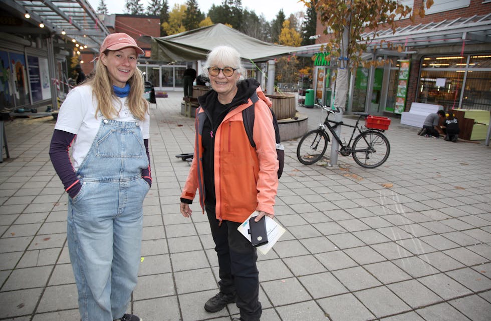 FORNØYD VETERAN: Astrid Kjellevold (t. h.) har vært innblandet i mangt og meget på Ellingsrud. Hun er svært begeistret for hvordan det nå blir på Ellingsrud torg og takket prosjektleder i Spireverket, Karoline Olimb, for innsatsen.