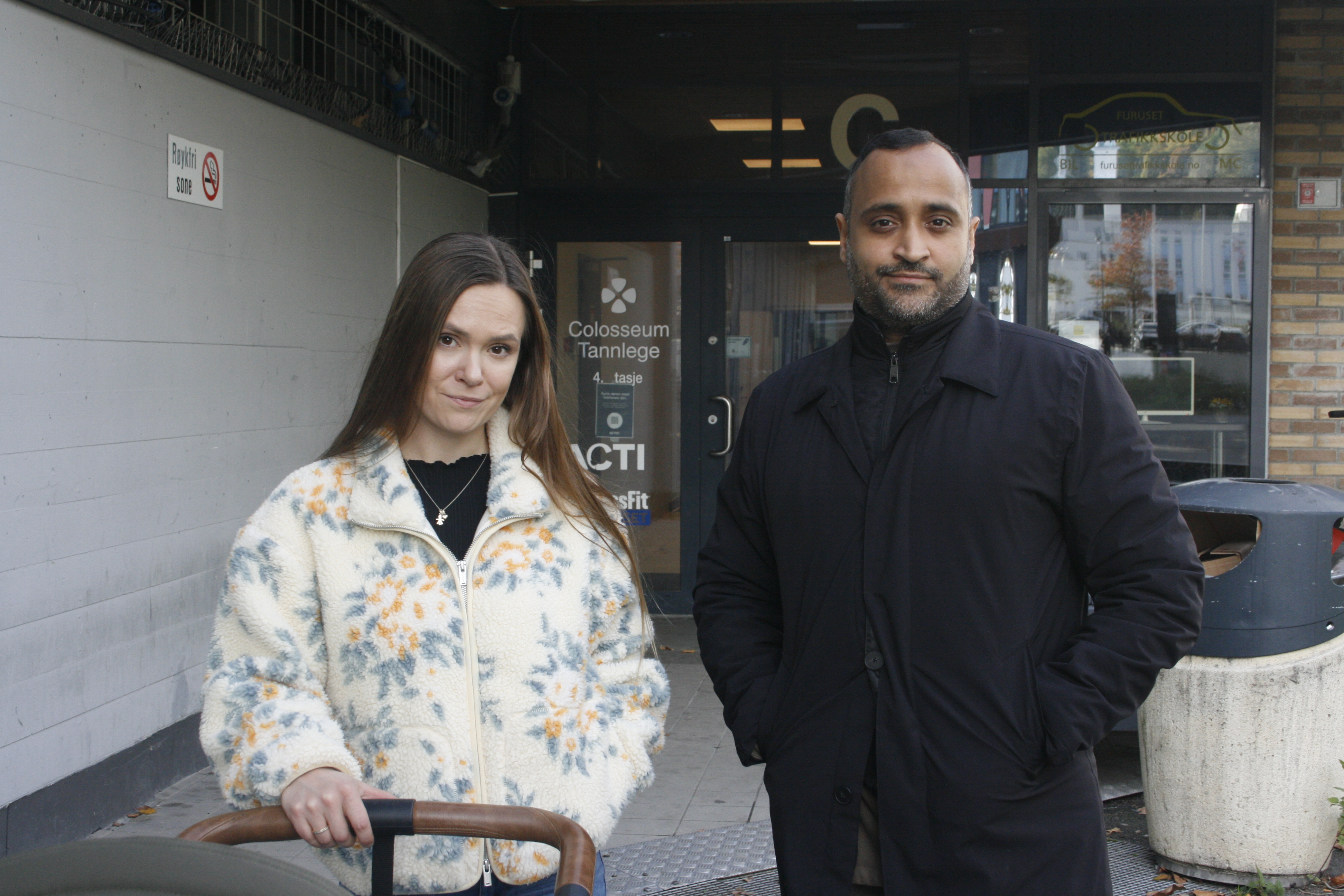 NÆRTILBUD: Badet på Furuset er en viktig del av nærtilbudet i området. Mari Morken (Ap, t.v.) og Abdullah Alsabeehg (Ap) er bekymret for at mange ikke vil ta seg råd til å svømme dersom prisen øker ved privat drift.