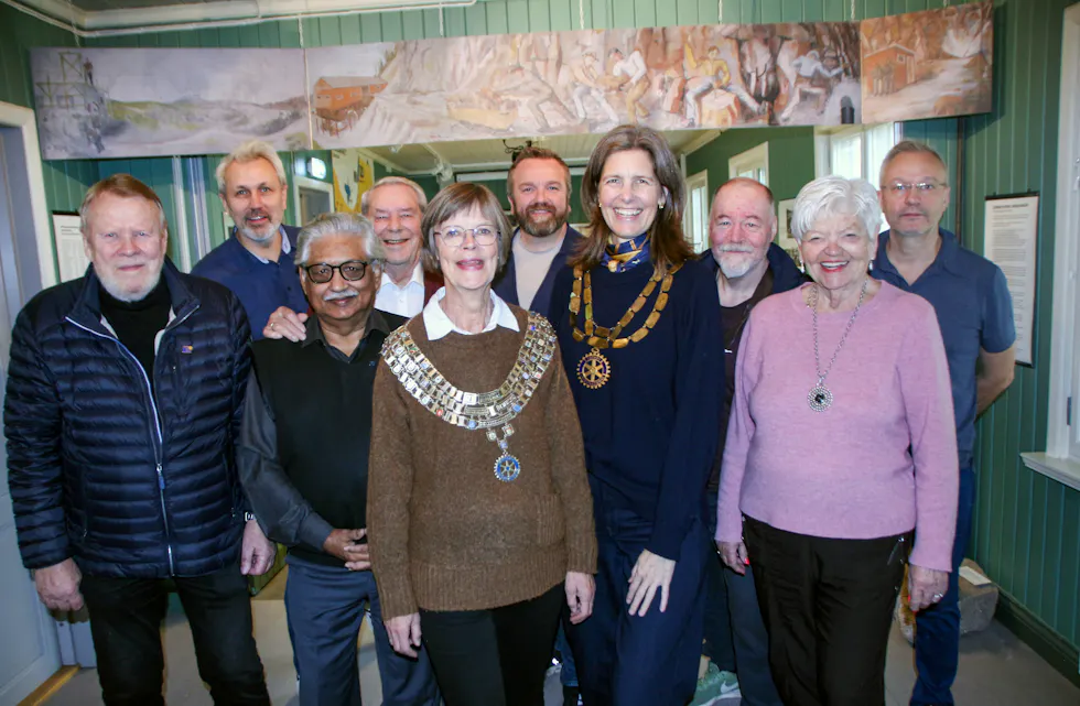FELLESBILDE: Ingrid Solberg, distriktsguvernør, stilte med glede opp på bilde sammen med gjengen i Grorud Rotary Club. Klubbmøter er noen hun alltid ser fram mot.
