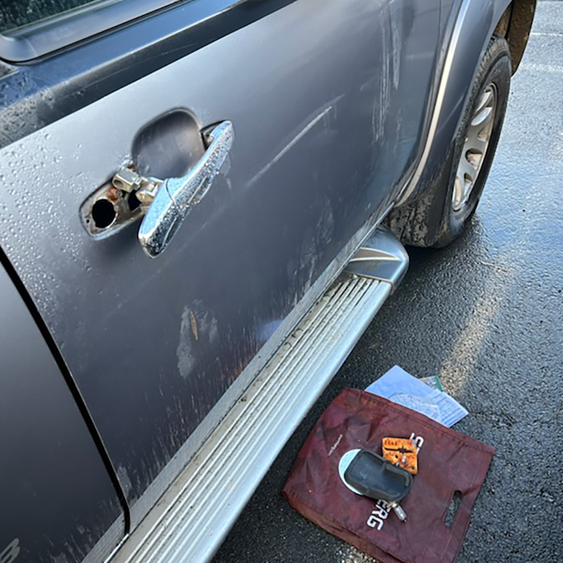 KOMMER SEG IKKE INN: Gjerningsperson har ødelagt dørhåndtakene på begge sider av bilen. Resultatet er at Lars ikke får opp døra på bilen.