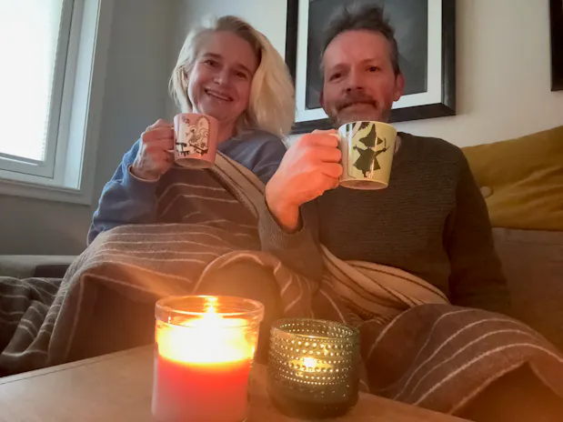 Nina og Lars Erik må inntil videre klare seg med pledd og stearinlys for å holde varmen – men da naboen stilte opp med gass og vedovn, kom kaffen endelig på plass.