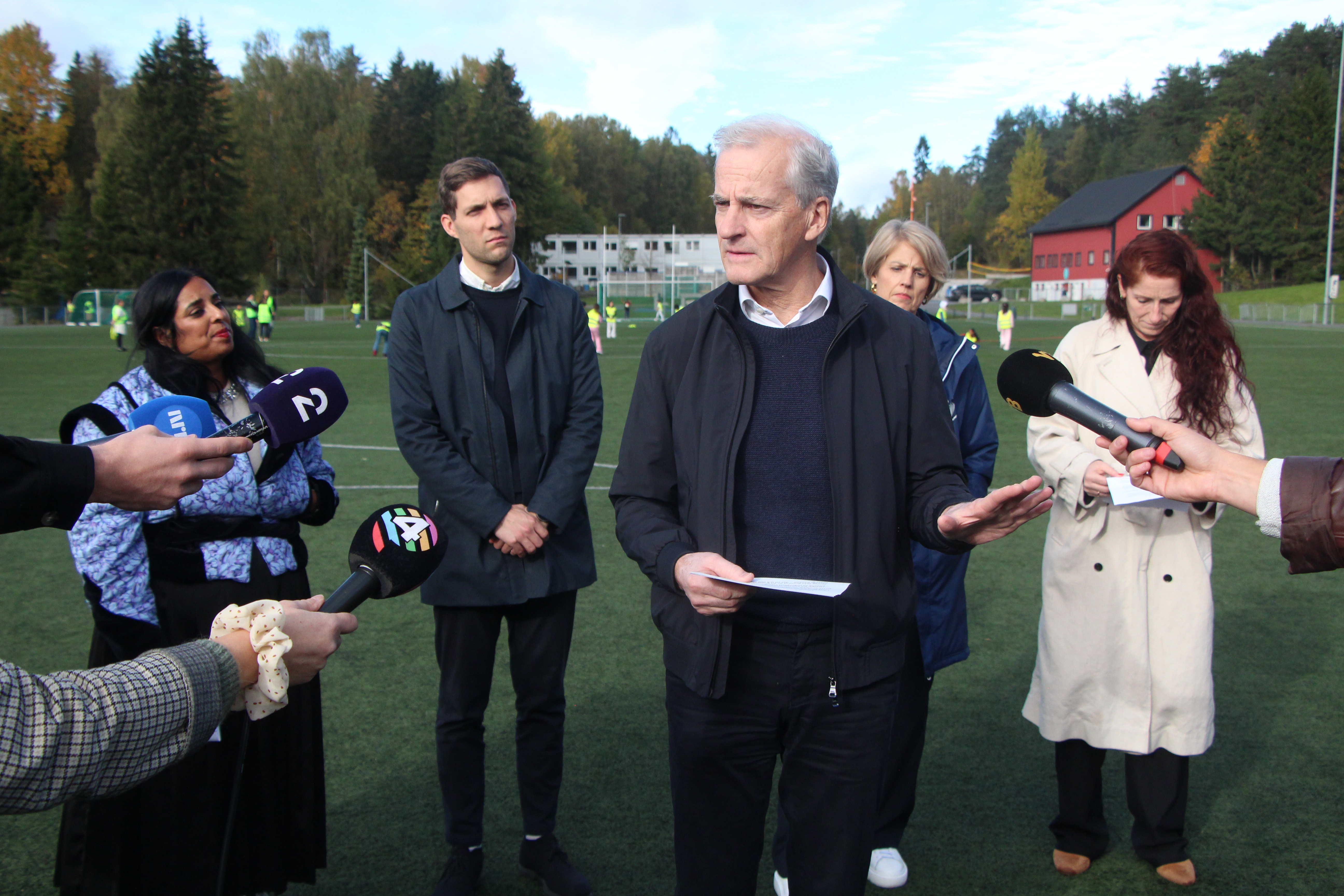 GUMMIEN SKAL BORT: Mandag ettermiddag lanserte regjeringen sin store handlingsplan for hvordan kunstgressbaner over hele landet skal bli mer miljøvennlige. Foran statsminister Jonas Gahr Støre (Ap), bak f.v. kulturminister Lubna Jaffery (Ap), klima- og miljøminister Andreas Bjelland Eriksen (Ap), leder i Handelens Miljøfond, Cecilie Lind, og president i Norges Fotballforbund, Lise Klaveness. Her på Jesperudjordet.