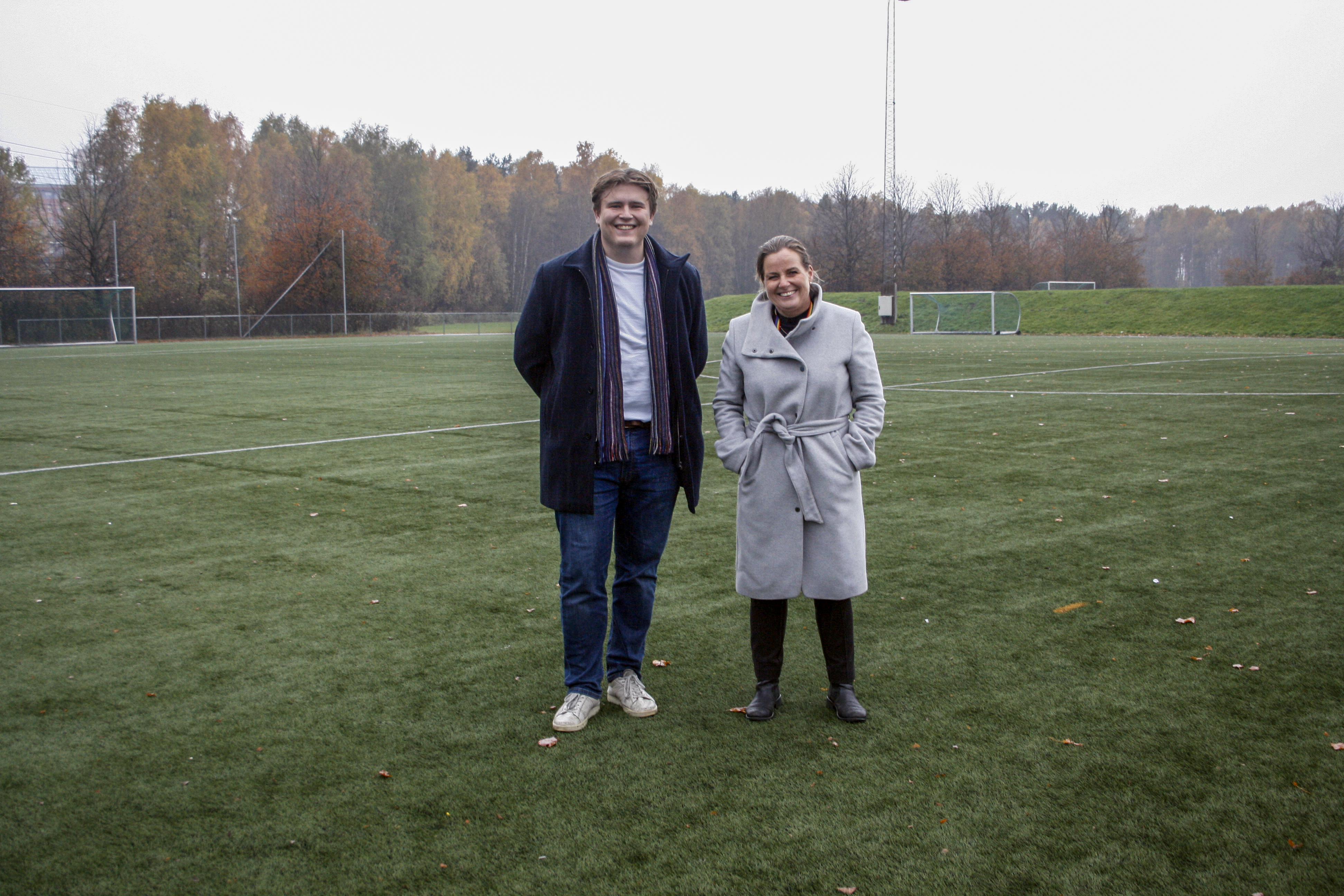 MER AKTIVITET HER: Kunstgresset på Furuset er tomt for aktivitet, på tross av at klokka viser 16.30 en tirsdag ettermiddag. Bystyrerepresentant Tejn Rolland (V) og kultur- og næringsbyråd Anita Leirvik North (H) håper nye midler vil sikre mer aktivitet fremover.