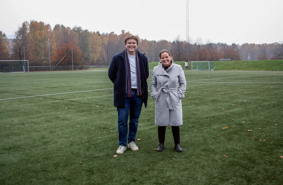 MER AKTIVITET HER: Kunstgresset på Furuset er tomt for aktivitet, på tross av at klokka viser 16.30 en tirsdag ettermiddag. Bystyrerepresentant Tejn Rolland (V) og kultur- og næringsbyråd Anita Leirvik North (H) håper nye midler vil sikre mer aktivitet fremover.