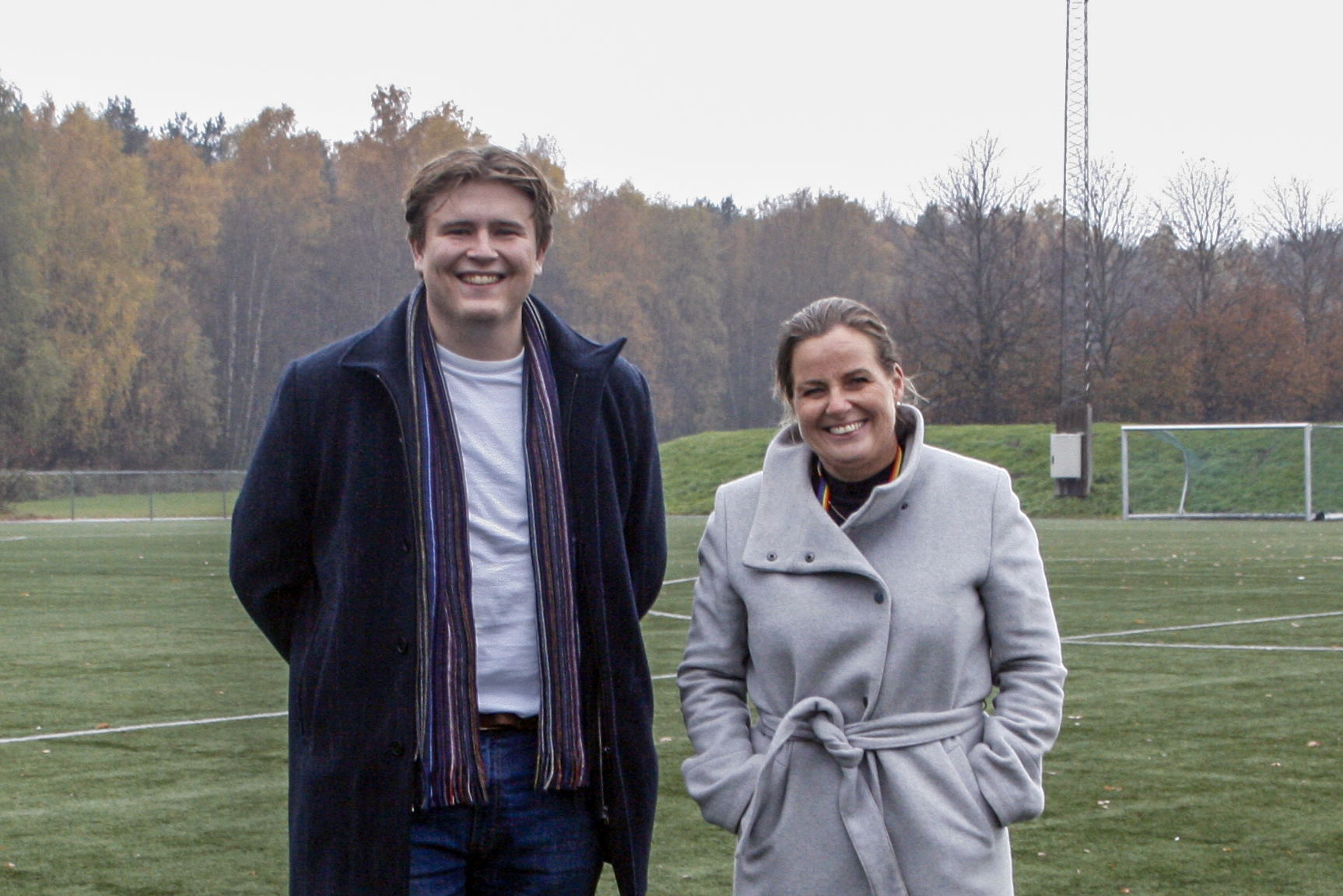 MER AKTIVITET HER: Kunstgresset på Furuset er tomt for aktivitet, på tross av at klokka viser 16.30 en tirsdag ettermiddag. Bystyrerepresentant Tejn Rolland (V) og kultur- og næringsbyråd Anita Leirvik North (H) håper nye midler vil sikre mer aktivitet fremover.