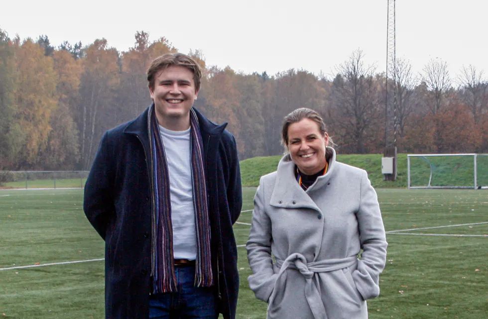 MER AKTIVITET HER: Kunstgresset på Furuset er tomt for aktivitet, på tross av at klokka viser 16.30 en tirsdag ettermiddag. Bystyrerepresentant Tejn Rolland (V) og kultur- og næringsbyråd Anita Leirvik North (H) håper nye midler vil sikre mer aktivitet fremover.