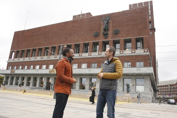 START DISKUSJONEN: Høringsrunden for bydelsreformen er i gang. Både bystyret og byrådet håper på mange gode innspill når nye grenser skal tegnes og oppgaver fordeles. Det sier bystyrerepresentant Ismail Ali Hussein (V, t.v.) og finansbyråd Hallstein Bjercke (V).