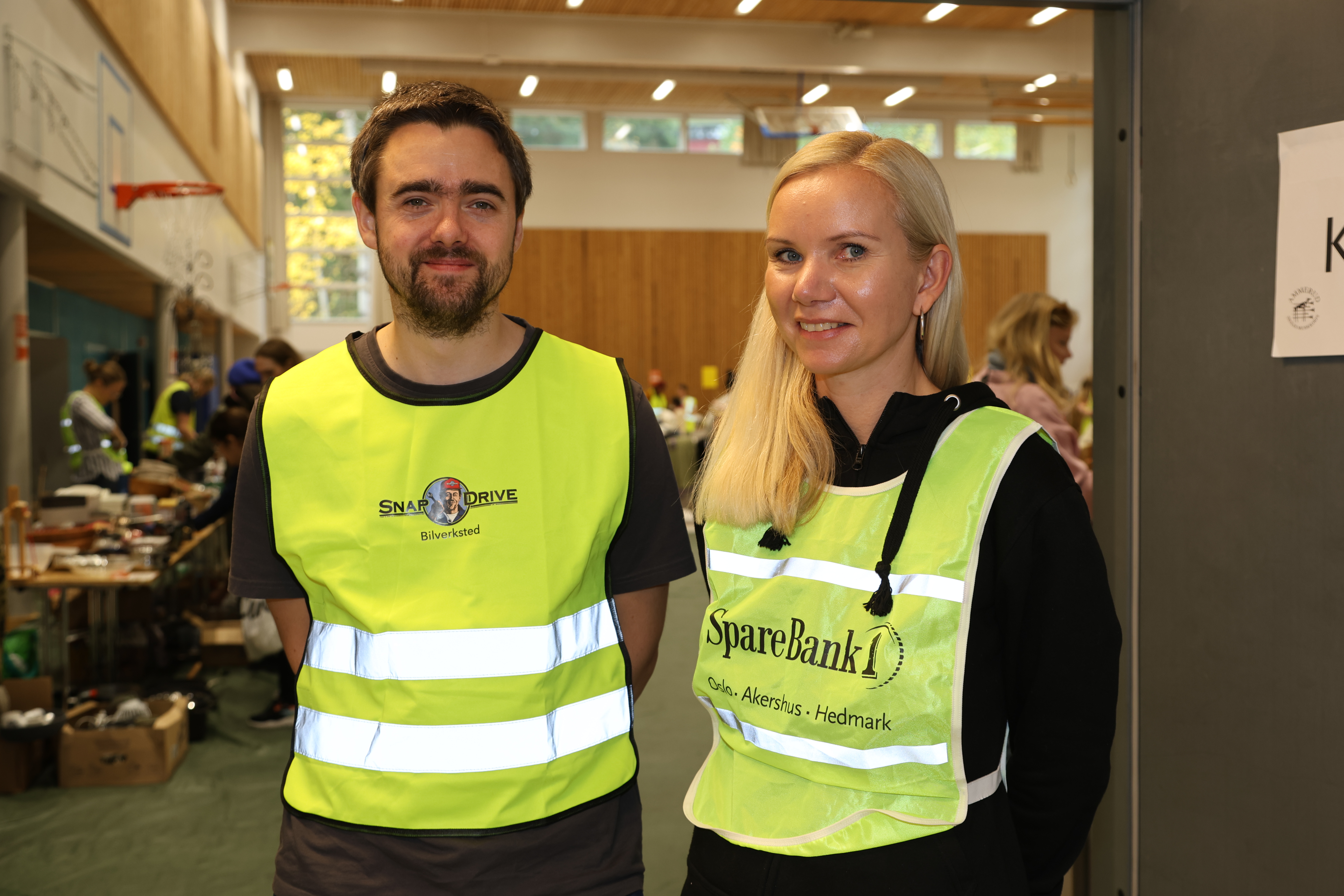 FULL KONTROLL: Styremedlem Morten Kløw og Loppegeneral Gina Aakre hadde god kontroll på både lopper og folkemengder.