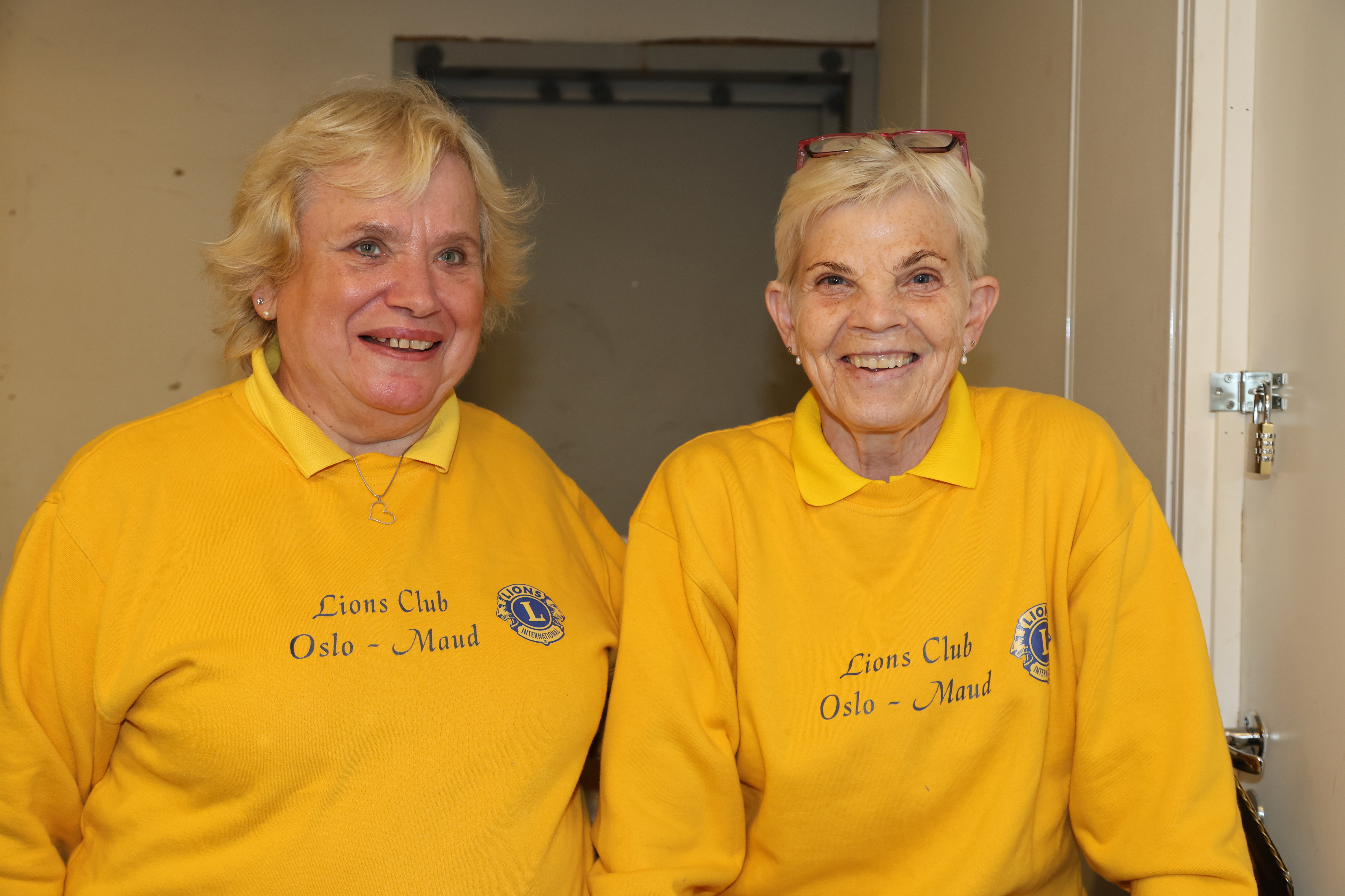 Birgit «Bibbi» Asp (t.v.) og Anne Kaarød – begge loppegeneraler – var fornøyde med årets oppslutning på Tveten gård.