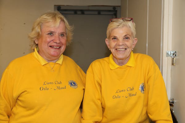 Birgit «Bibbi» Asp (t.v.) og Anne Kaarød – begge loppegeneraler – var fornøyde med årets oppslutning på Tveten gård.