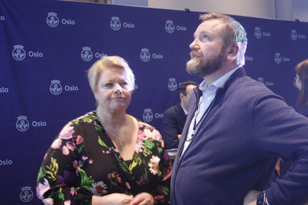 SPENNENDE PROSESS: Marthe Scharning-Lund (Ap, t.v.) og Anders Røberg-Larsen (Ap) funderer over byrådets forslag.