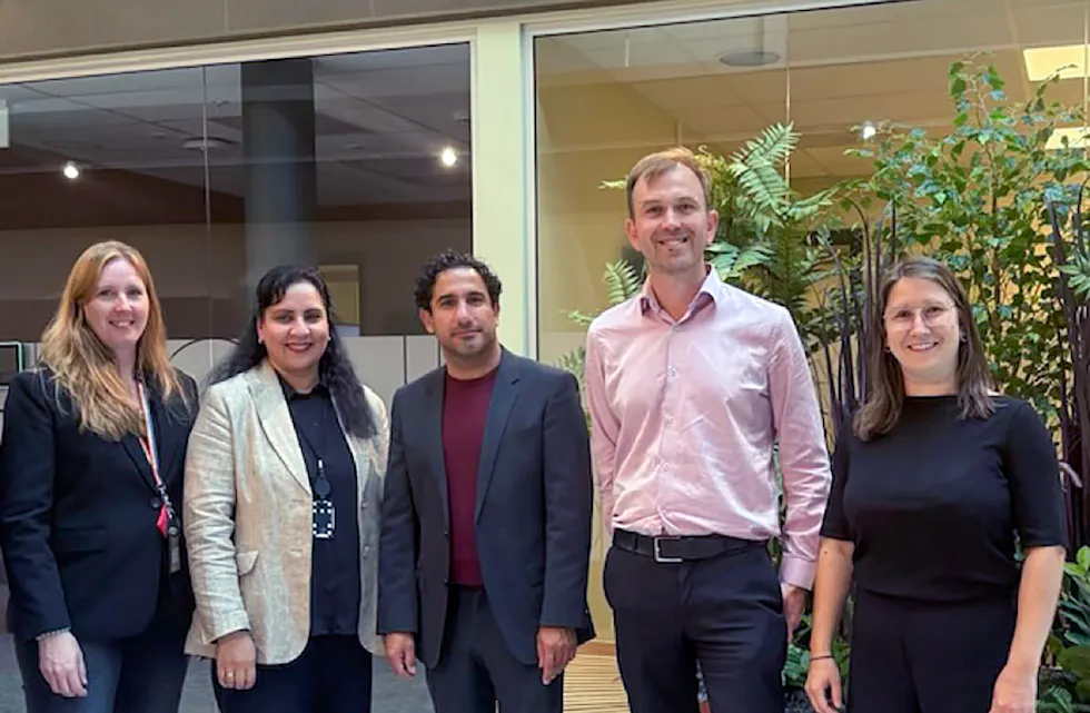 SPENNENDE MØTE: Marita Brennsund (Leder Nav Grorud, f.v.), Afshan Rafiq, Ardalan Shekarabi, Edvin Søvik og Maria Volckmar-Eeg utvekslet ideer og tanker om arbeidsliv og inkludering. (Foto: Shahin Helali Khyavi).