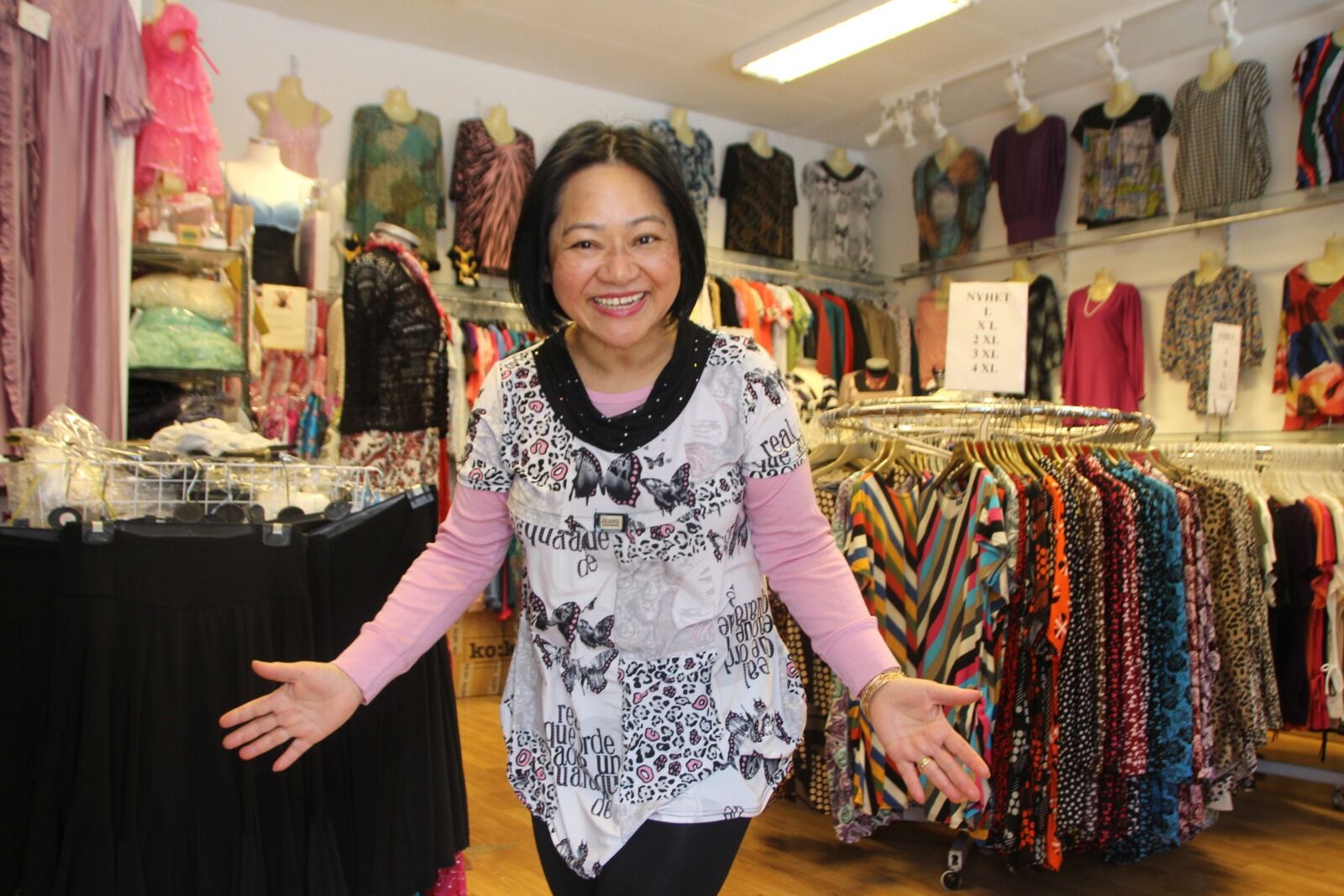 IKKE STENGT: Nipo Nipaporn Khamklum holder fortsatt butikken sin åpen på Grorud.  