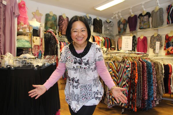 IKKE STENGT: Nipo Nipaporn Khamklum holder fortsatt butikken sin åpen på Grorud.