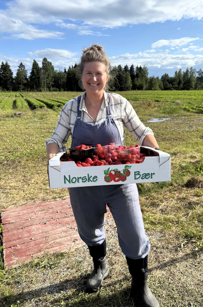 #8 RANDI G. HESSENSCHMIDT: Datteren Bente på jordbærplukking – et motiv som roper smaken av norsk sommer.