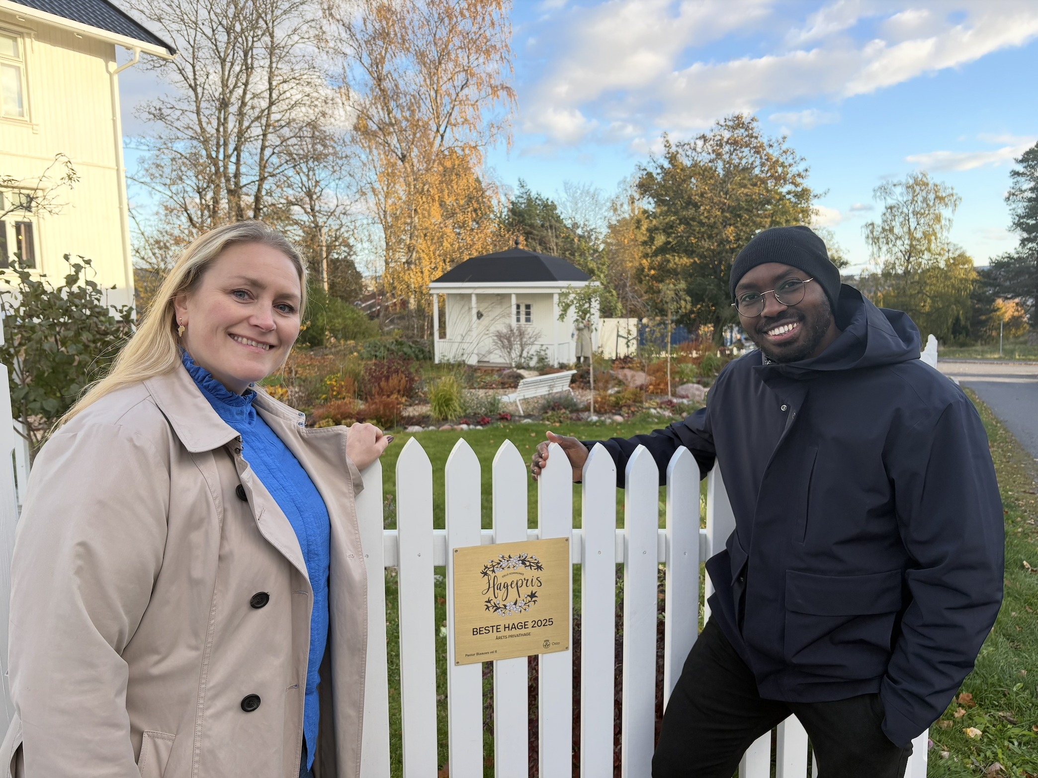 SEIER FOR GRORUDDALEN: Karense Foslien og Bishar Ali er vinnerne av årets hagepris i Oslo kommune – men aller stoltest er de over å kunne representere Grorud og Groruddalen på en måte som viser utenforstående mer enn høye blokker og trangboddhet.
