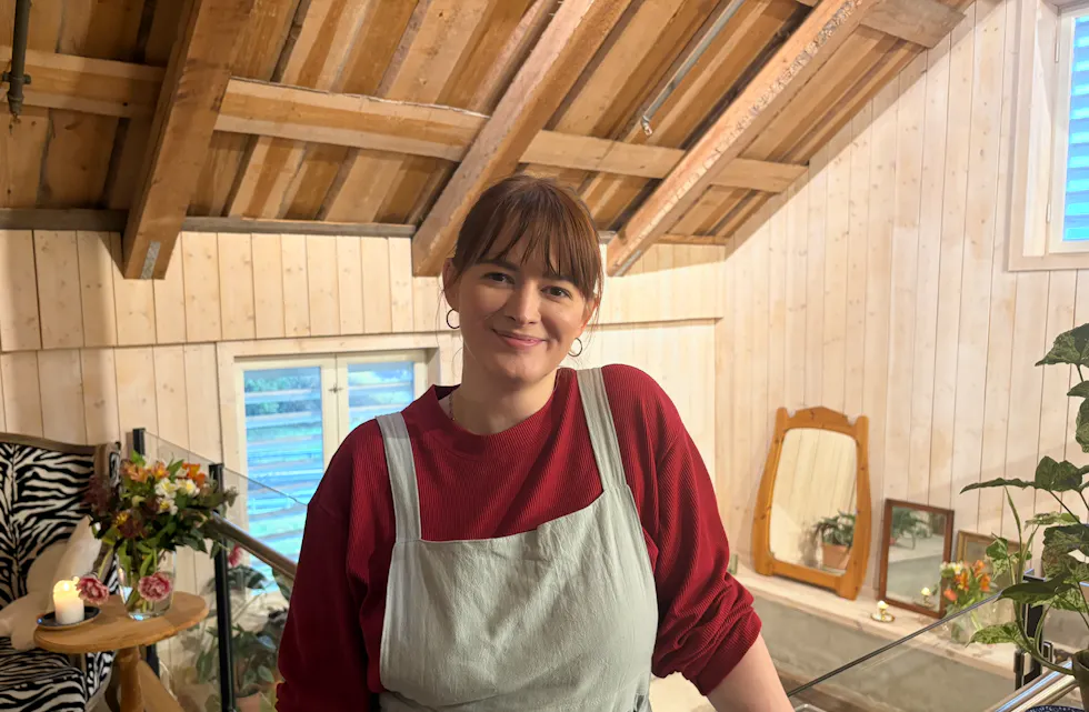 FRA 08.00 TIL 00.00: Christina Mari Helle har stått på siden dag én og jobbet opptil 16 timer om dagen for å holde kafeen i gang de første ukene. Foreløpige tall tyder på at det har gått bra.