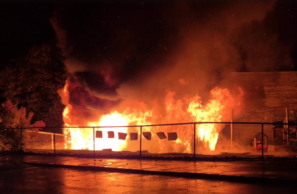 Flammene sto høyt da et søppelskur ved en barnehage i Ammerudhellinga tok fyr fredag kveld. Politiet rykket raskt ut til stedet etter melding om spredningsfare til barnehagen. Foto: Tipser