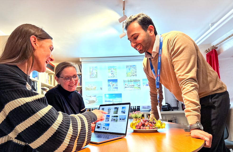 NED TIL 10: Martine Myhre Shurdhiqi (t.v.), Torgunn Kjølstad og Hussain Ahmad har sammen med Øystein Kielland gått nøye gjennom alle innsendte bidrag på nytt.