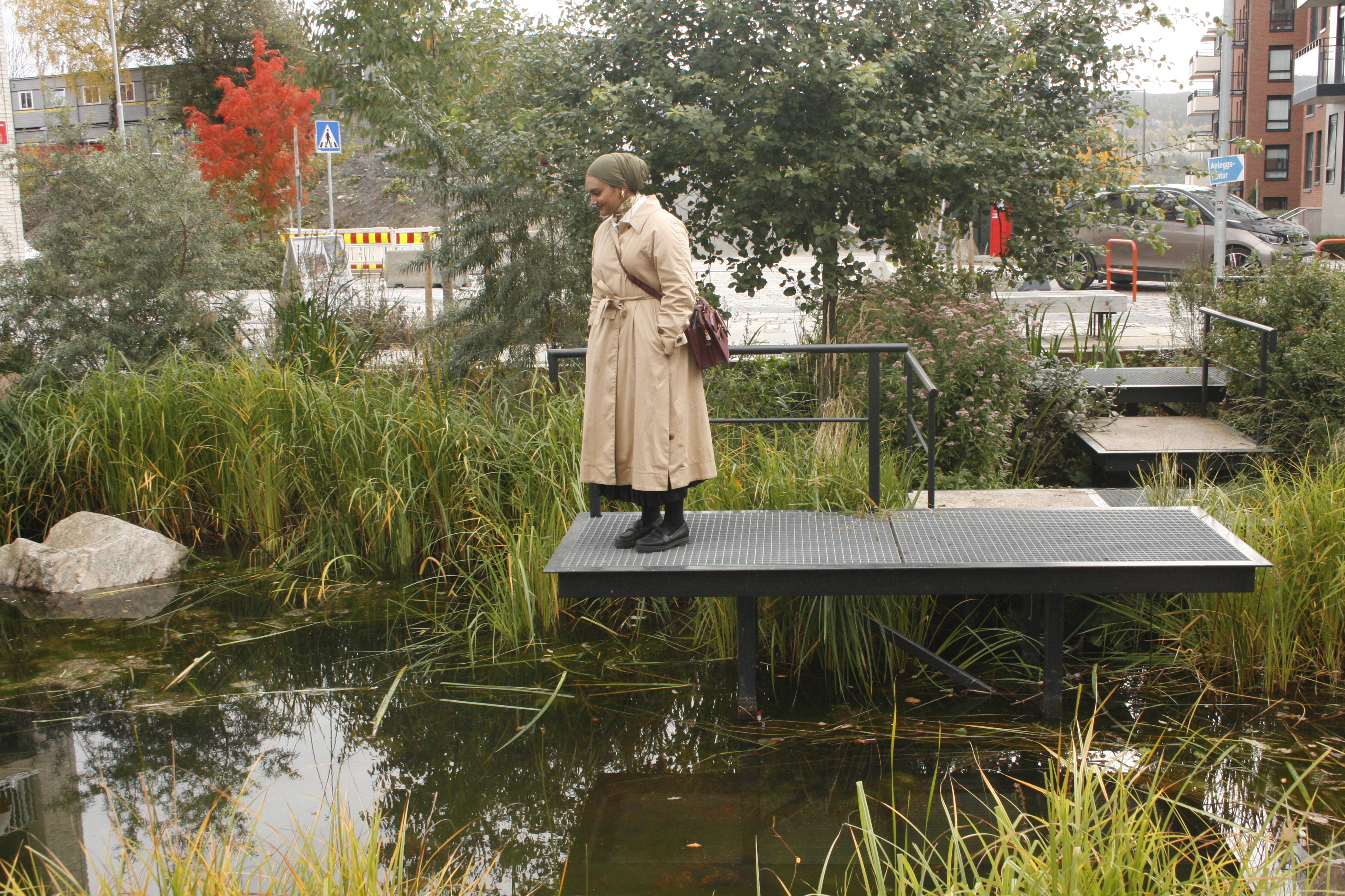FINT OG LURT: Vannspeilet midt på torget gleder Tamina Sheriffdeen Rauf (Ap) seg over. Det har nemlig også en praktisk funksjon med overvannshåndtering, for eksempel ved store nedbørsmengder.