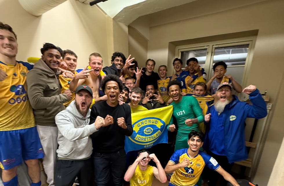 GOD STEMNING: Det var herlige scener i garderoben etter Grorud-rekruttenes bragd (Foto: Grorud IL).