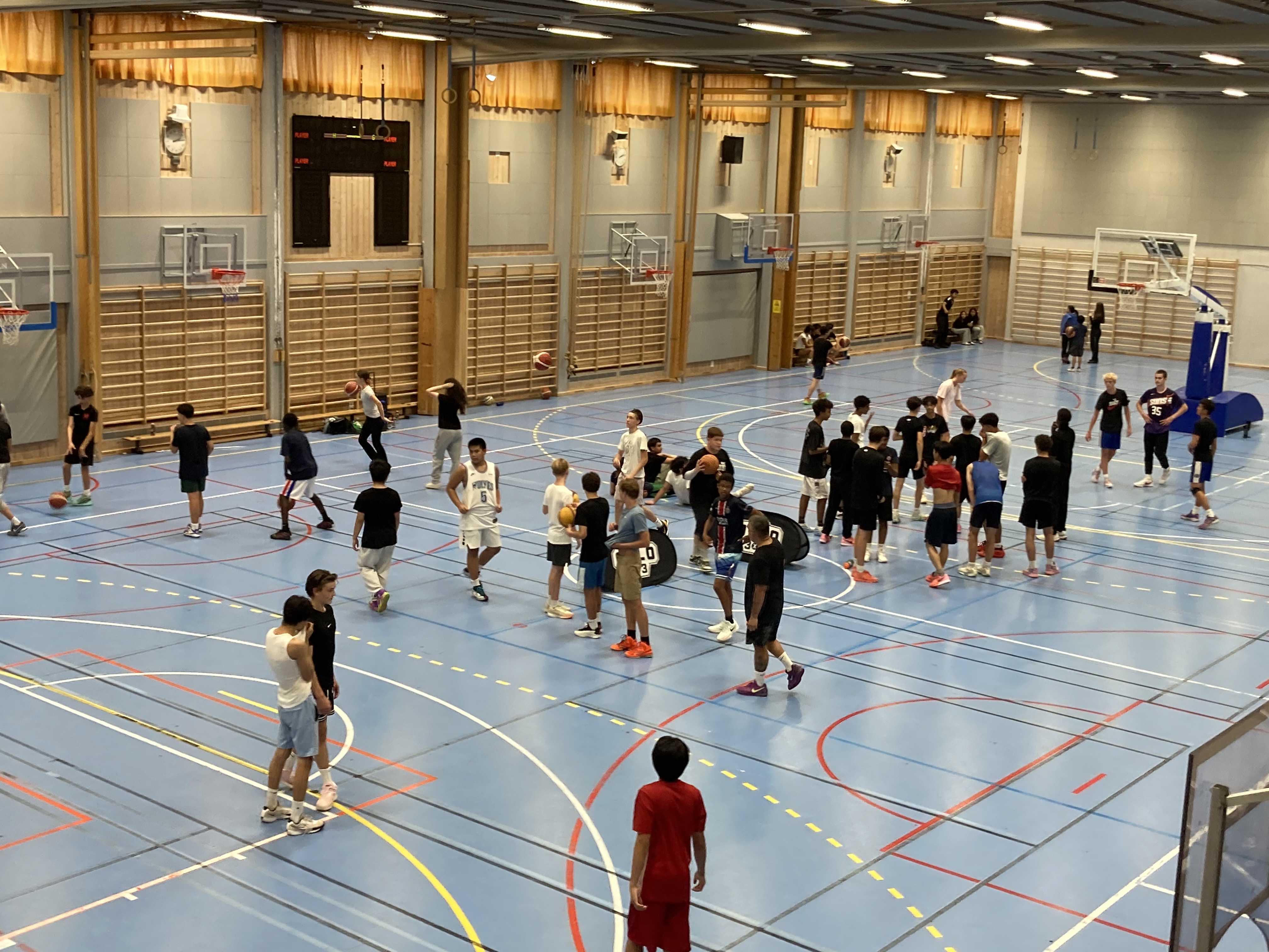 HETT I HALLEN: Man kan stille spørsmål ved klimaanlegget i hallen, men ikke engasjementet. Noen dager ble det vel varmt i hallen, skriver HIF i rapporten.