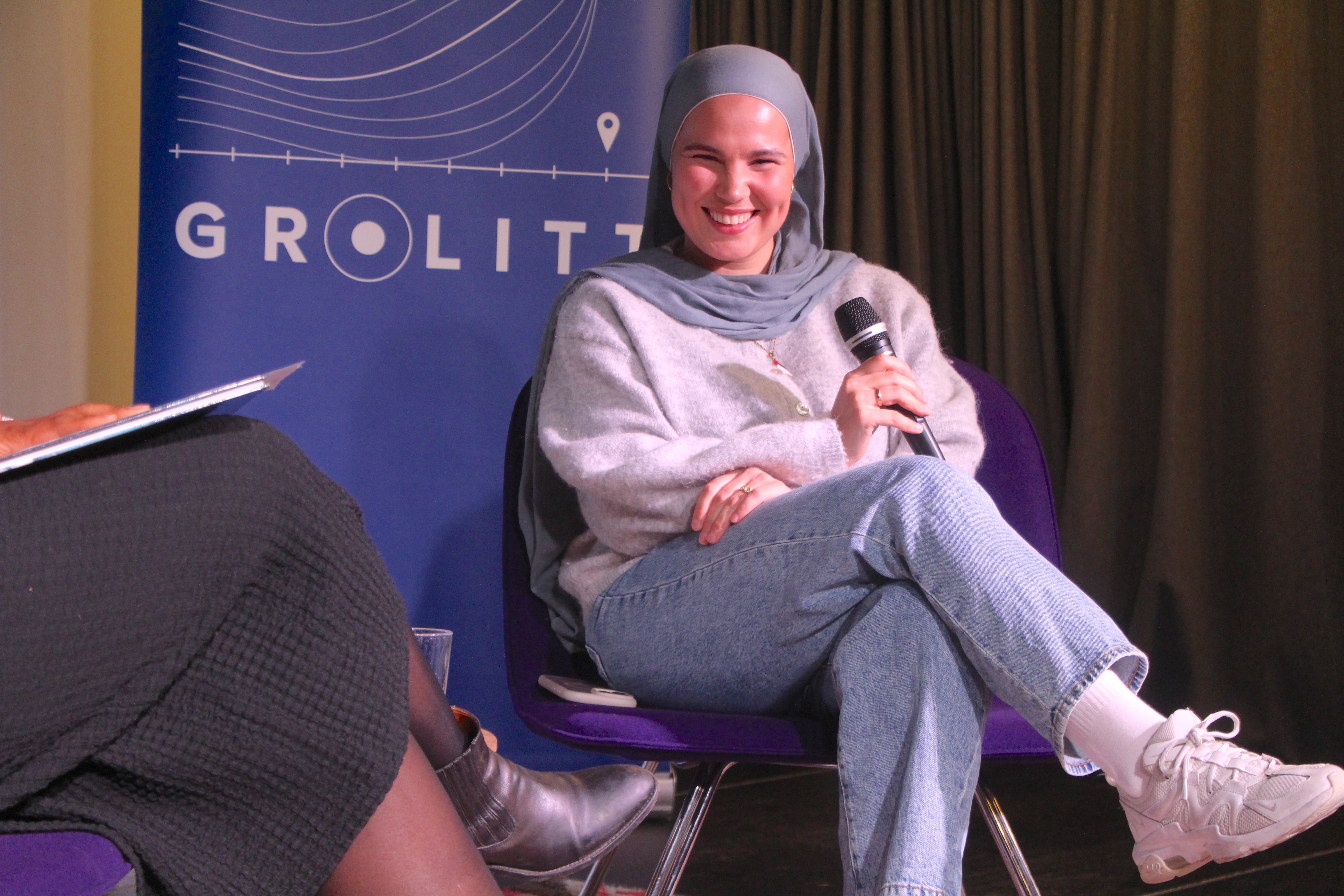 ÅPNET OPP: Iman Meskini delte tanker om tro, tvil og fellesskap under Groruddalen Litteraturfestival på Deichman Linderud. – Tvil er ikke farlig, det er en del av troen, sa hun.