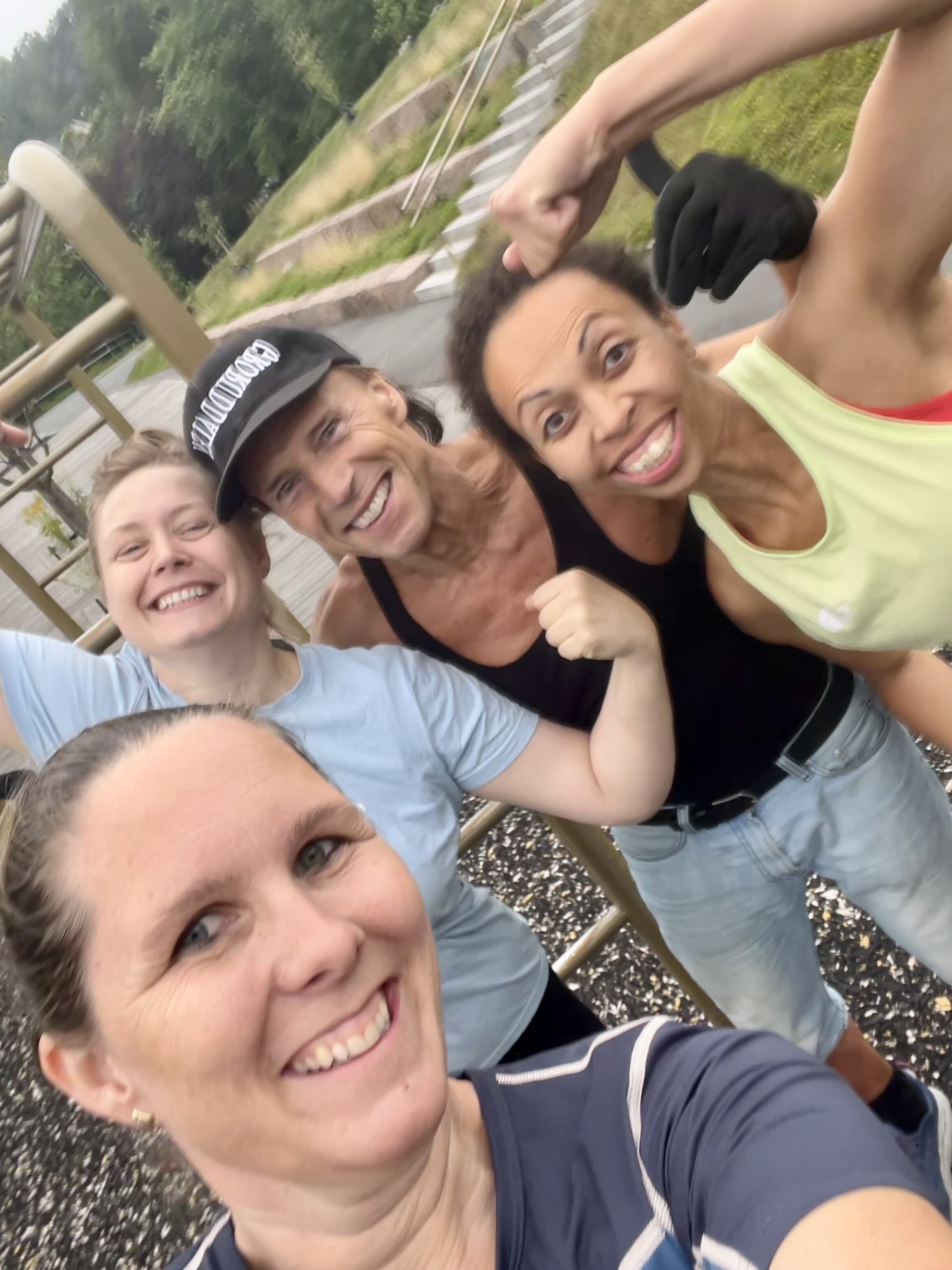 SPREK BURSDAGSFEIRING: Lene Karin Wiberg (t.v.), Maria Årthun og Adaocha Odu fikk kjørt både lattermuskler og overarmer under bursdagstreningen med Jan Bøhler – og det med støle smil som bevis!