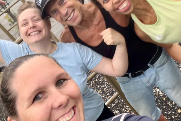 SPREK BURSDAGSFEIRING: Lene Karin Wiberg (t.v.), Maria Årthun og Adaocha Odu fikk kjørt både lattermuskler og overarmer under bursdagstreningen med Jan Bøhler – og det med støle smil som bevis!