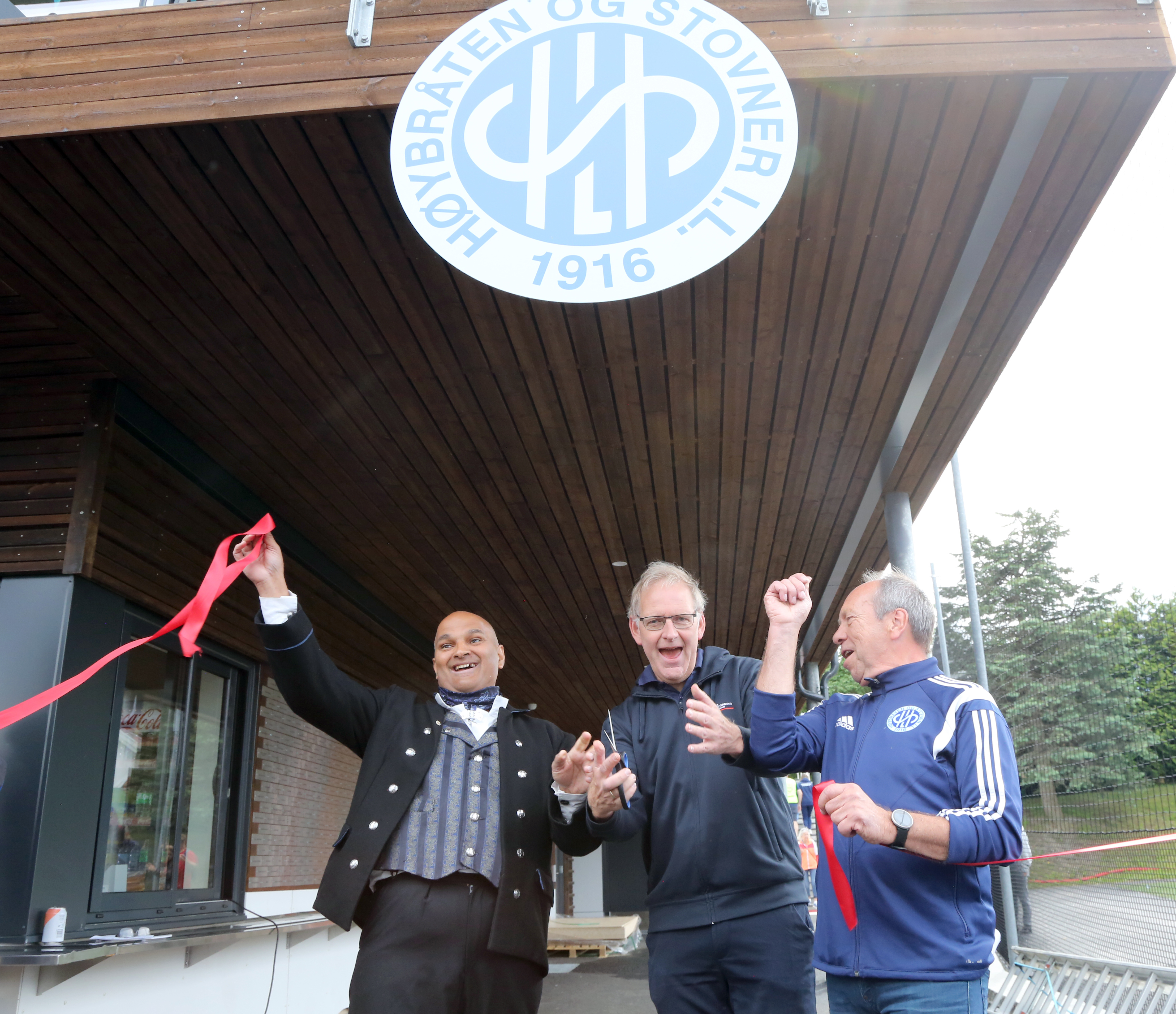 2 MILLIONER: HSIL var en av klubbene fra Groruddalen – sammen med Stovner SK – som i denne runden fikk 2 millioner kroner i støtte fra Oslo Idrettskrets. Bildet er hentet fra åpningen av det nye klubbhuset, med bydelsutvalgsleder Rashid Nawaz (f.v.), generalsekretær Magne Brekke idrettskretsen og styreleder i HSIL, Jon Schmidt, som nå kan glise bredt.