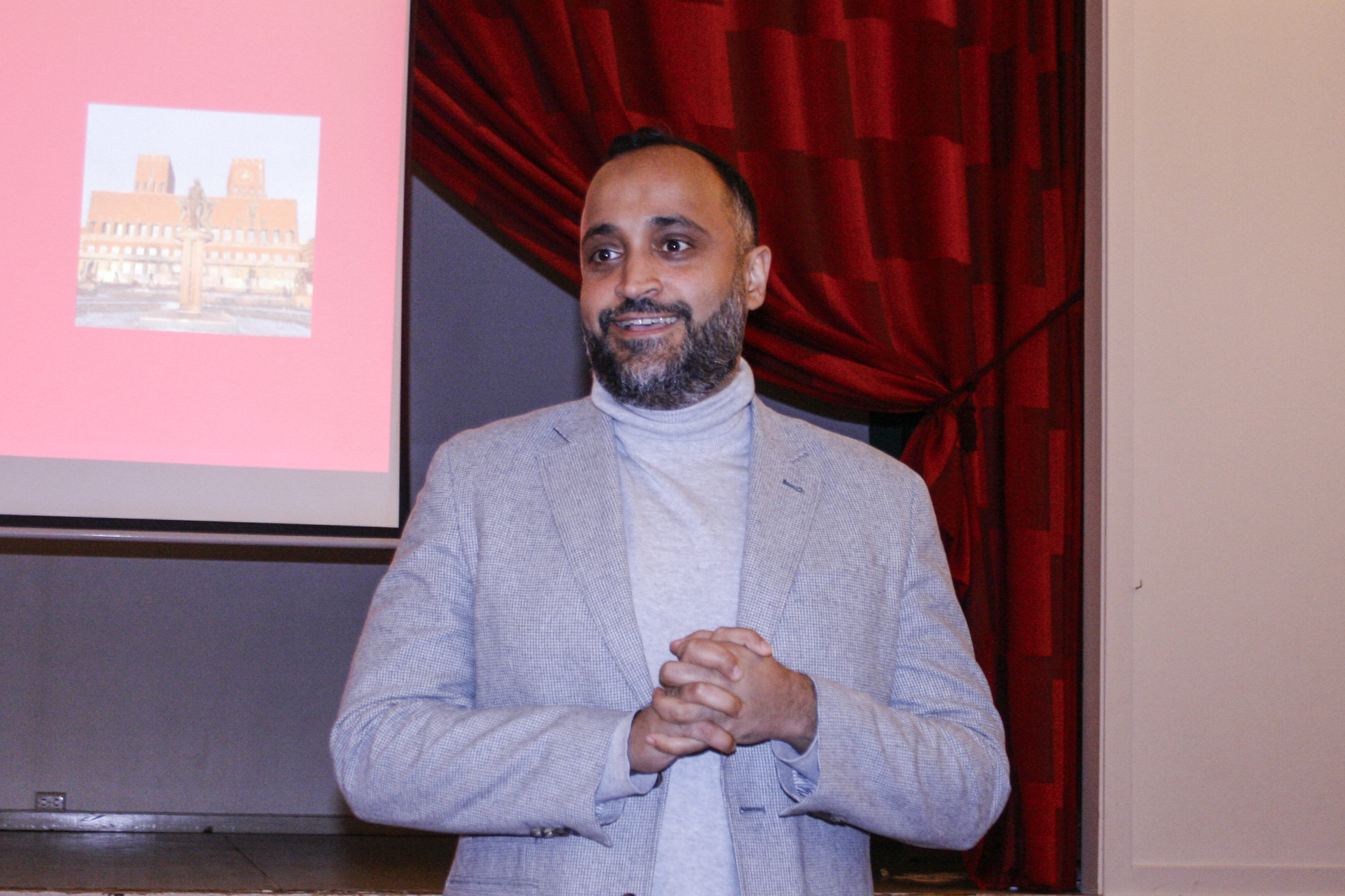 ARBEIDERPARTIET MÅ VÆRE MED: Abdullah Alsabeehg (Ap) er tydelig på at det er viktig at Arbeiderpartiet er med på å ta avgjørelser om bydelsreformen.