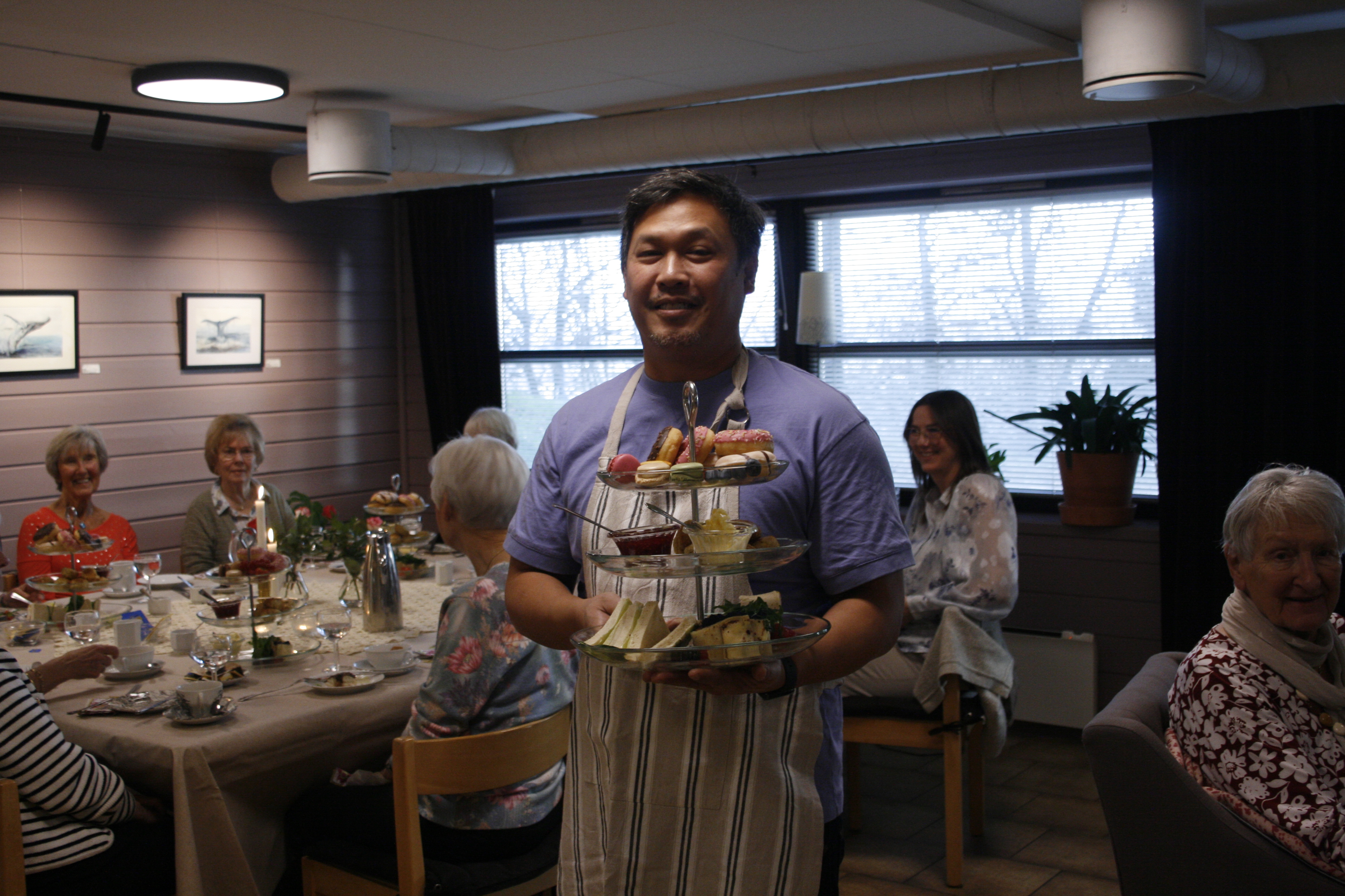 KOKKEN ROSES: Det er senterets nye kokk Carlos som har ansvaret for den flotte serveringen, og han fikk selvsagt ros av damene.